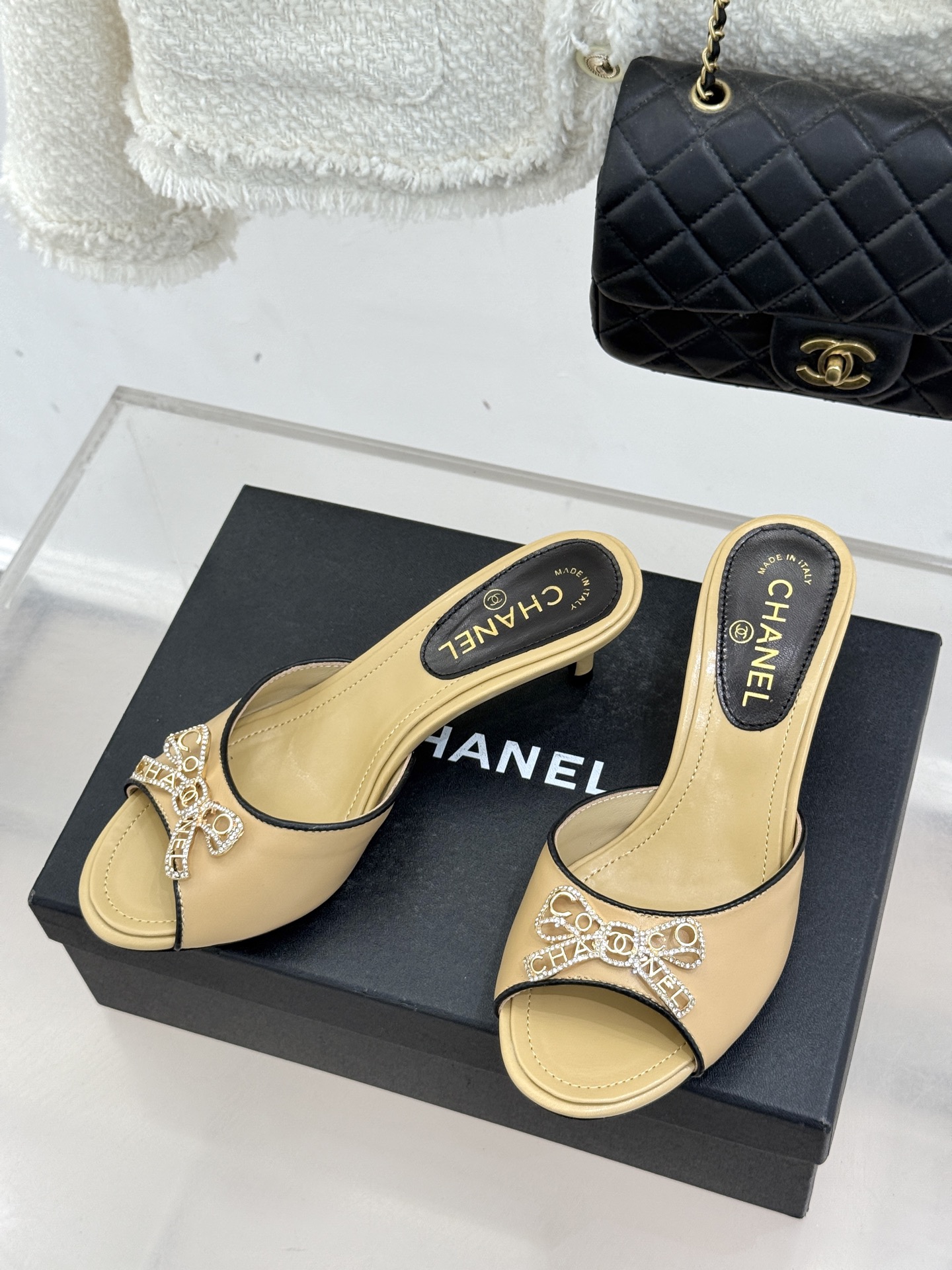 CHANE*｜小香经典水钻双C蝴蝶结猫跟拖鞋当经典水钻双C遇上灵动金属蝴蝶结这双拖鞋便成了优雅与甜美的代