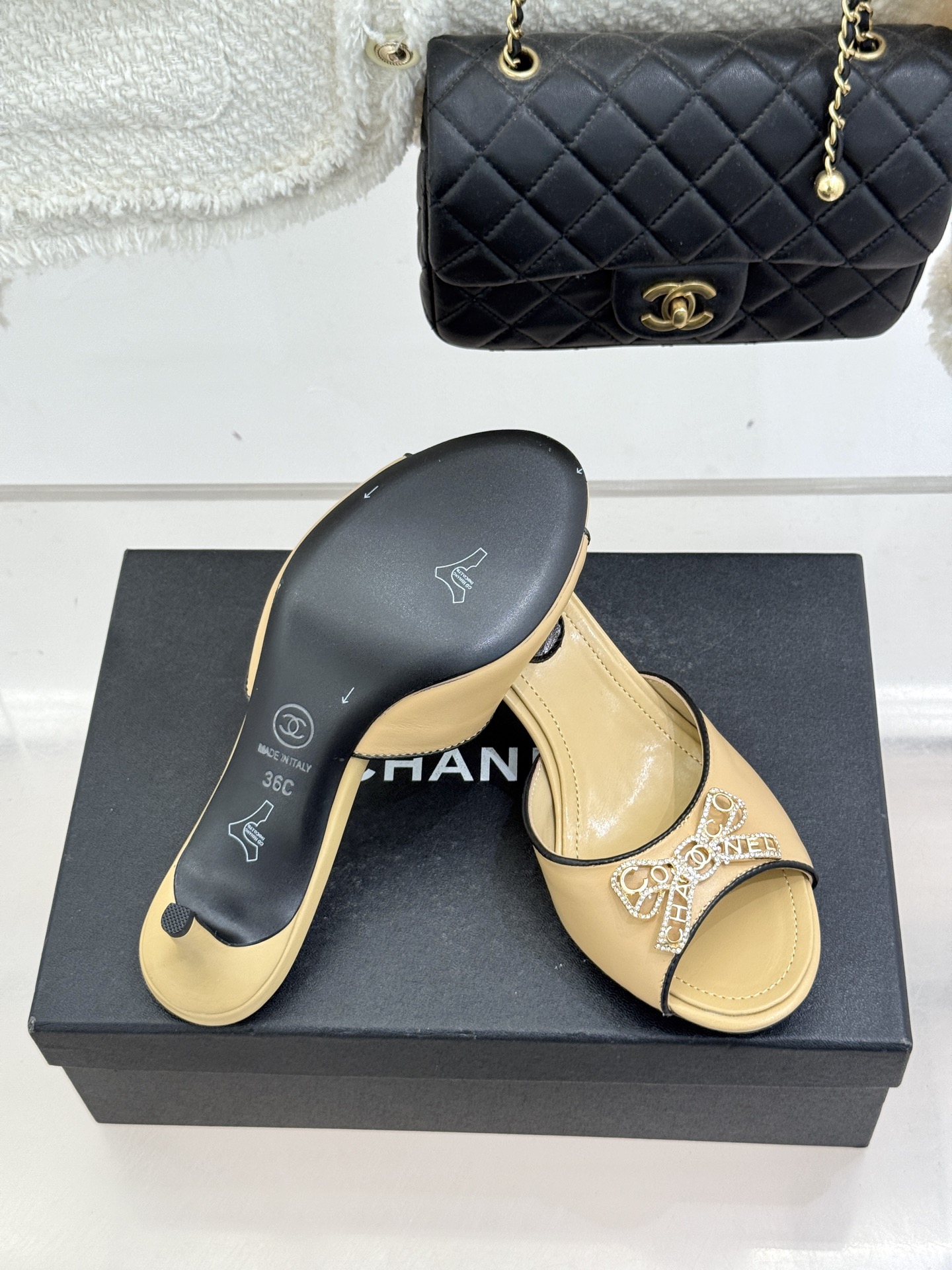 CHANE*｜小香经典水钻双C蝴蝶结猫跟拖鞋当经典水钻双C遇上灵动金属蝴蝶结这双拖鞋便成了优雅与甜美的代