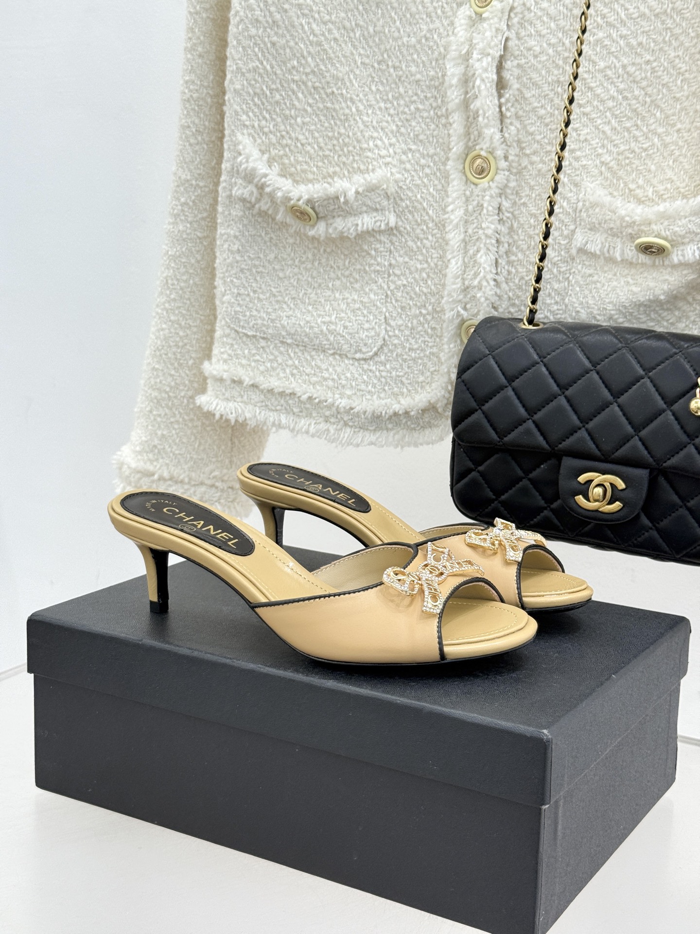 CHANE*｜小香经典水钻双C蝴蝶结猫跟拖鞋当经典水钻双C遇上灵动金属蝴蝶结这双拖鞋便成了优雅与甜美的代