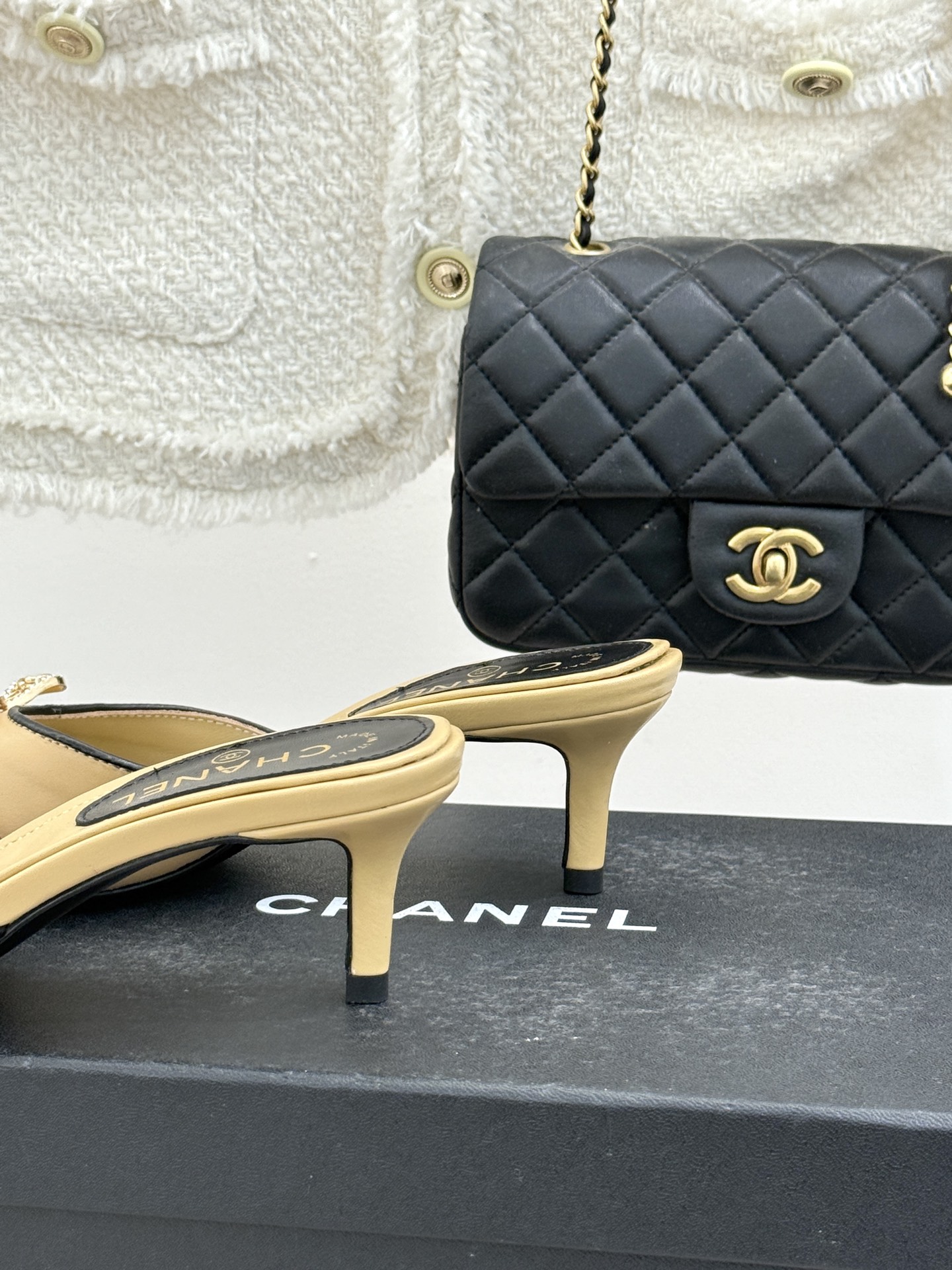 CHANE*｜小香经典水钻双C蝴蝶结猫跟拖鞋当经典水钻双C遇上灵动金属蝴蝶结这双拖鞋便成了优雅与甜美的代