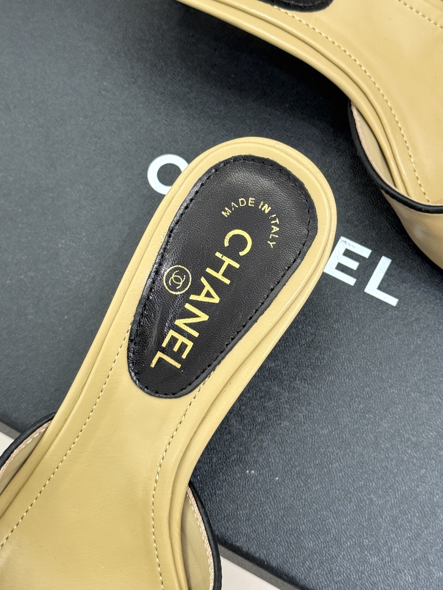 CHANE*｜小香经典水钻双C蝴蝶结猫跟拖鞋当经典水钻双C遇上灵动金属蝴蝶结这双拖鞋便成了优雅与甜美的代