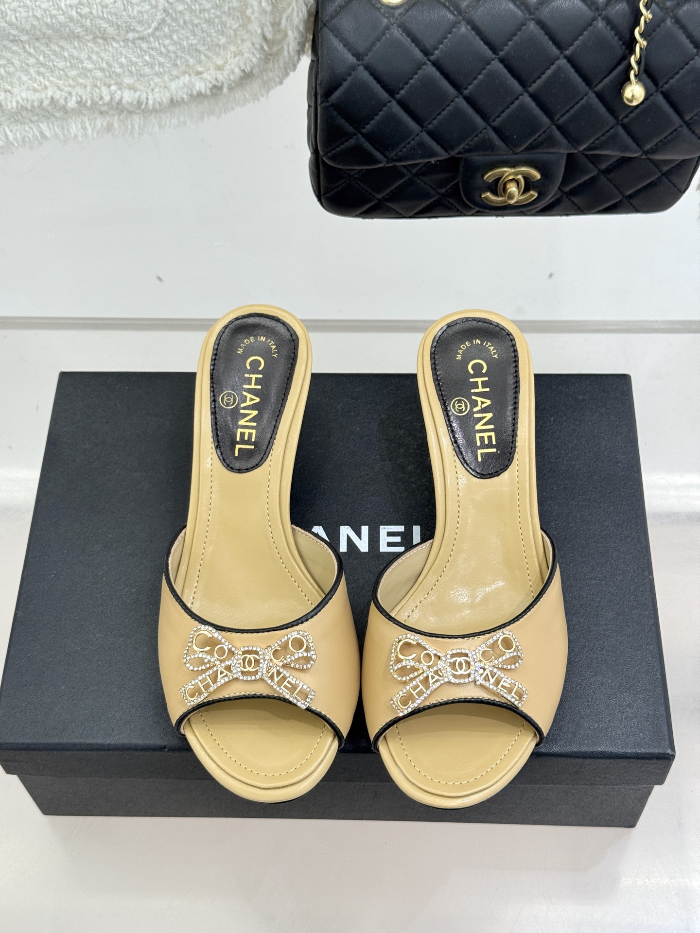 CHANE*｜小香经典水钻双C蝴蝶结猫跟拖鞋当经典水钻双C遇上灵动金属蝴蝶结这双拖鞋便成了优雅与甜美的代