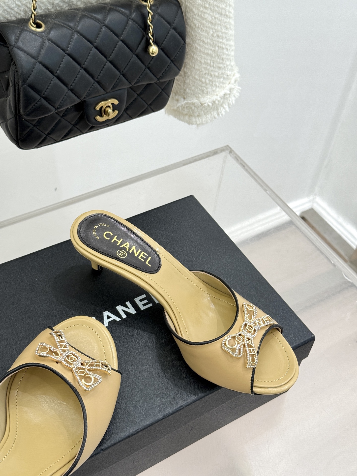 CHANE*｜小香经典水钻双C蝴蝶结猫跟拖鞋当经典水钻双C遇上灵动金属蝴蝶结这双拖鞋便成了优雅与甜美的代