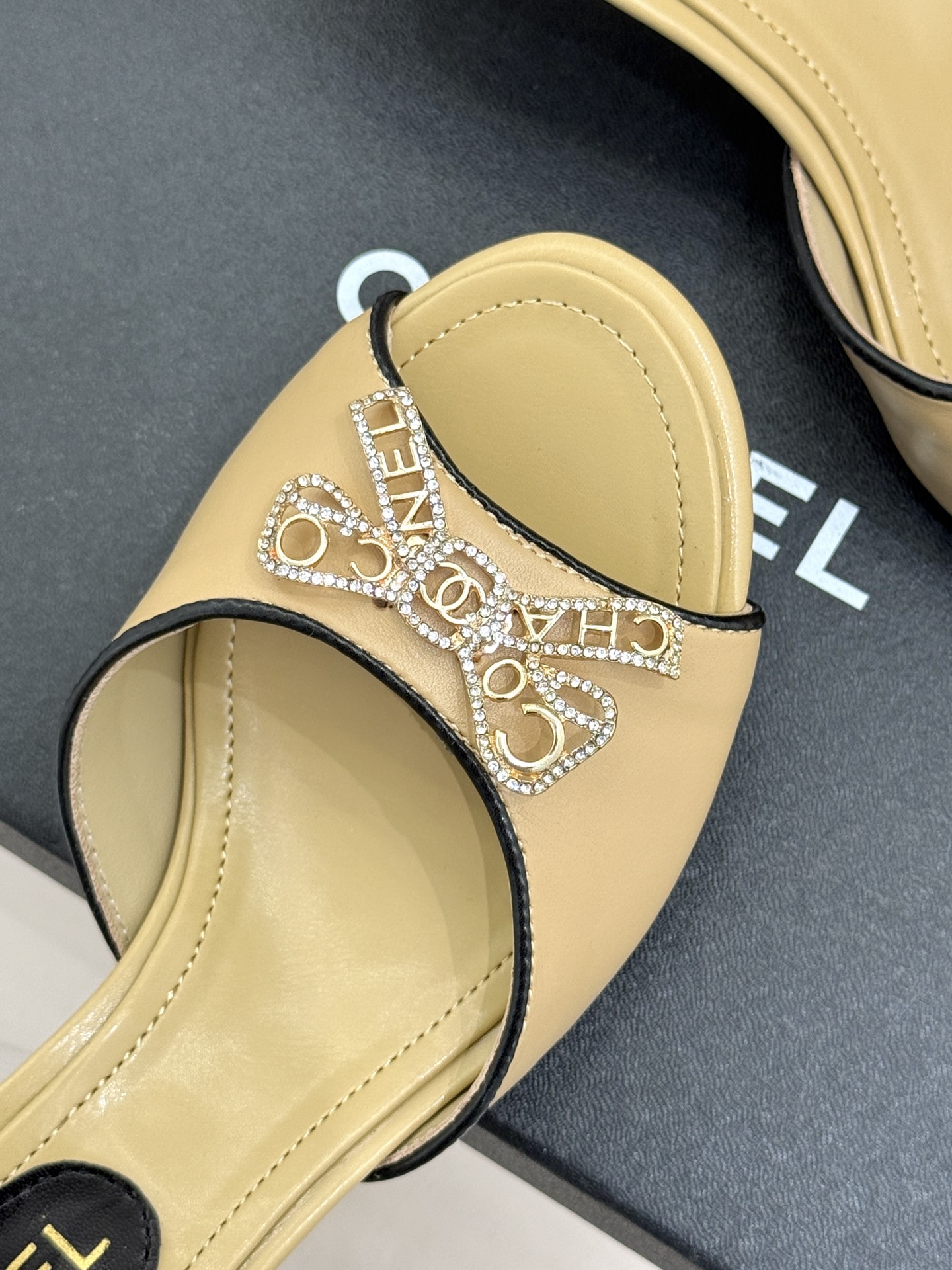 CHANE*｜小香经典水钻双C蝴蝶结猫跟拖鞋当经典水钻双C遇上灵动金属蝴蝶结这双拖鞋便成了优雅与甜美的代