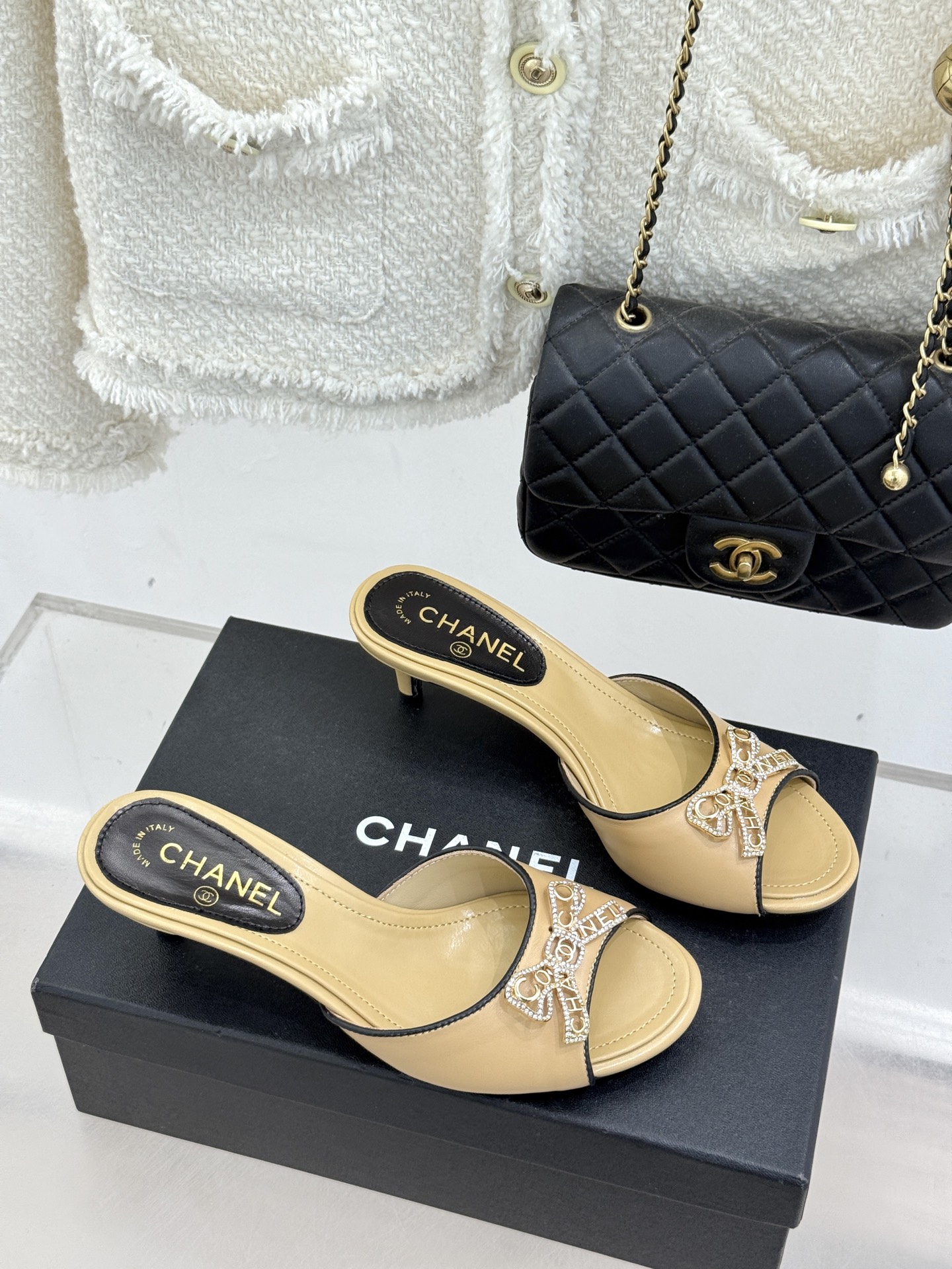 CHANE*｜小香经典水钻双C蝴蝶结猫跟拖鞋当经典水钻双C遇上灵动金属蝴蝶结这双拖鞋便成了优雅与甜美的代