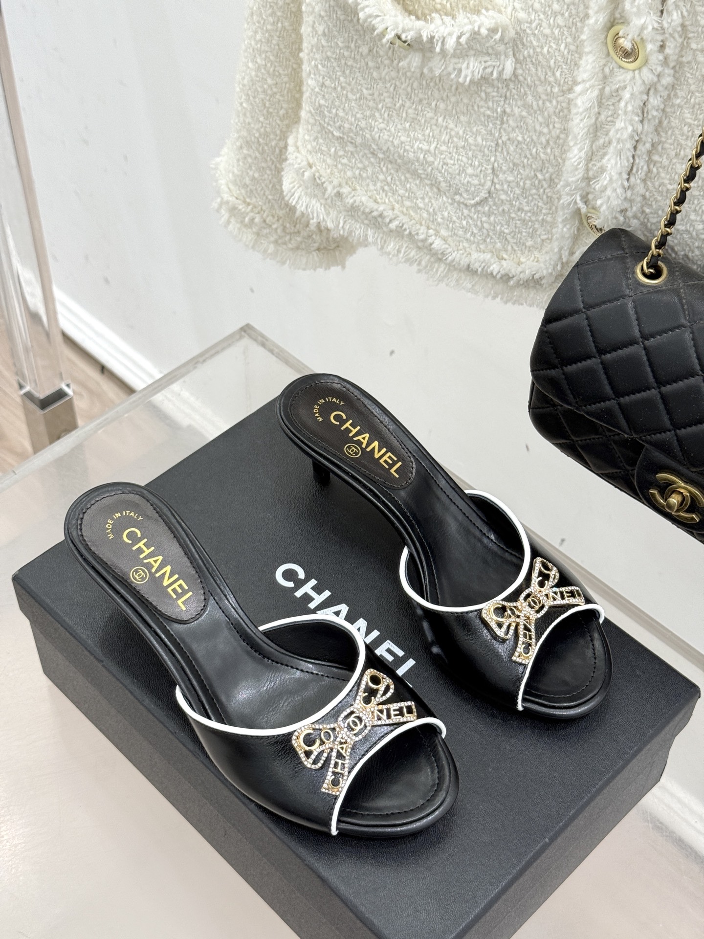 CHANE*｜小香经典水钻双C蝴蝶结猫跟拖鞋当经典水钻双C遇上灵动金属蝴蝶结这双拖鞋便成了优雅与甜美的代