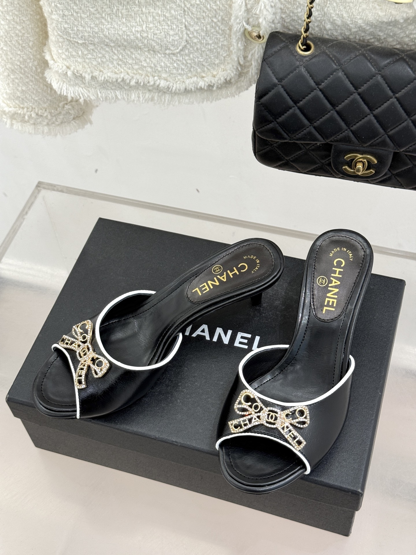 CHANE*｜小香经典水钻双C蝴蝶结猫跟拖鞋当经典水钻双C遇上灵动金属蝴蝶结这双拖鞋便成了优雅与甜美的代