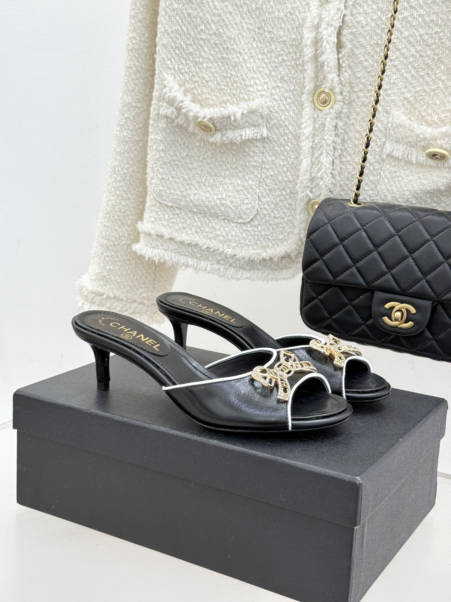 CHANE*｜小香经典水钻双C蝴蝶结猫跟拖鞋当经典水钻双C遇上灵动金属蝴蝶结这双拖鞋便成了优雅与甜美的代