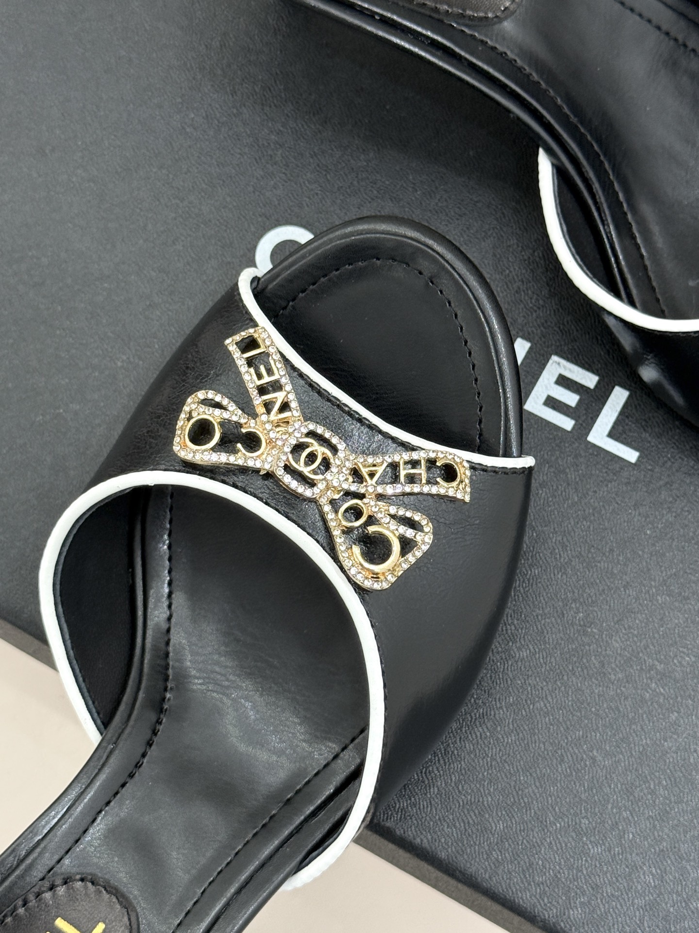 CHANE*｜小香经典水钻双C蝴蝶结猫跟拖鞋当经典水钻双C遇上灵动金属蝴蝶结这双拖鞋便成了优雅与甜美的代