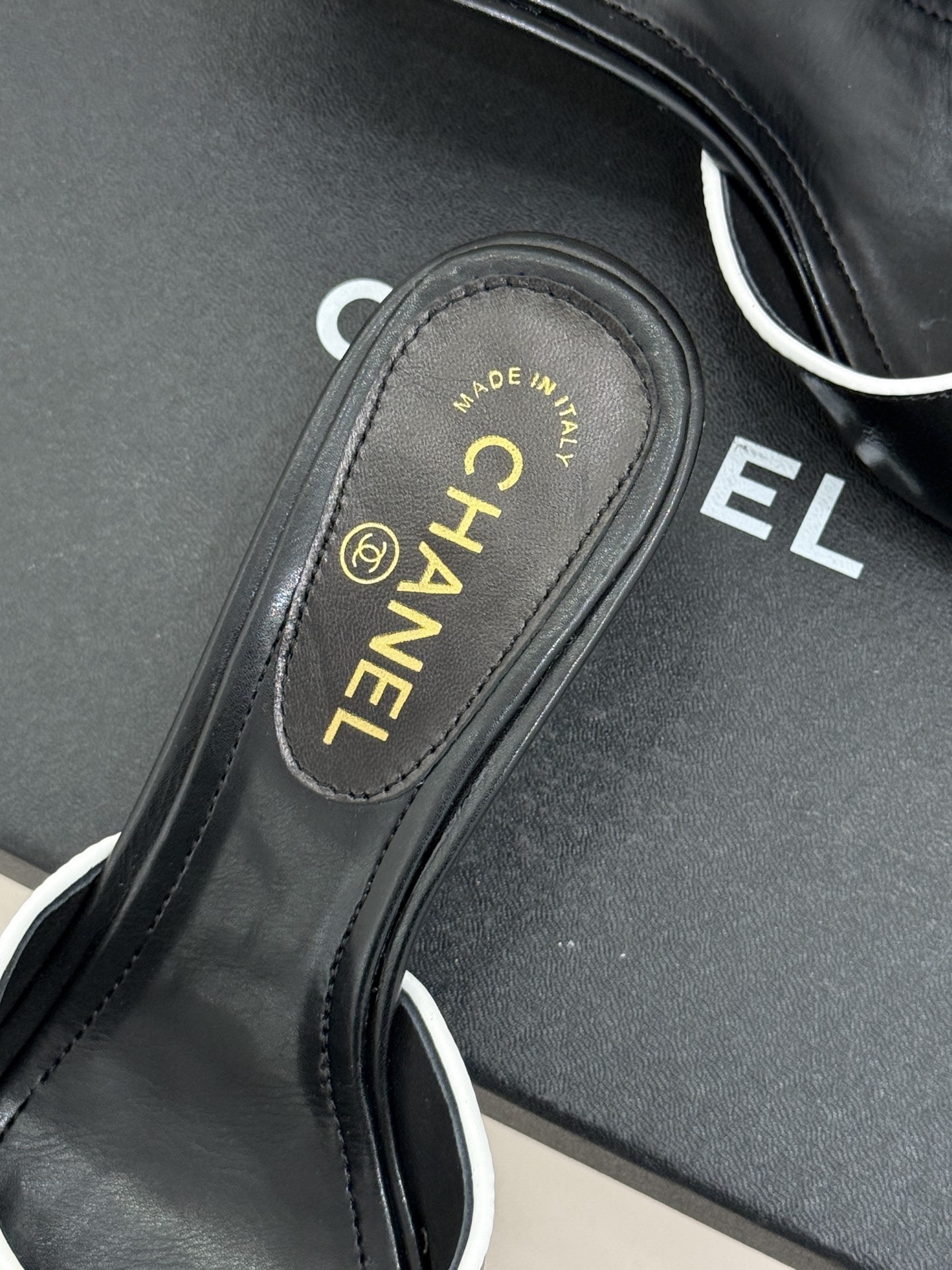 CHANE*｜小香经典水钻双C蝴蝶结猫跟拖鞋当经典水钻双C遇上灵动金属蝴蝶结这双拖鞋便成了优雅与甜美的代