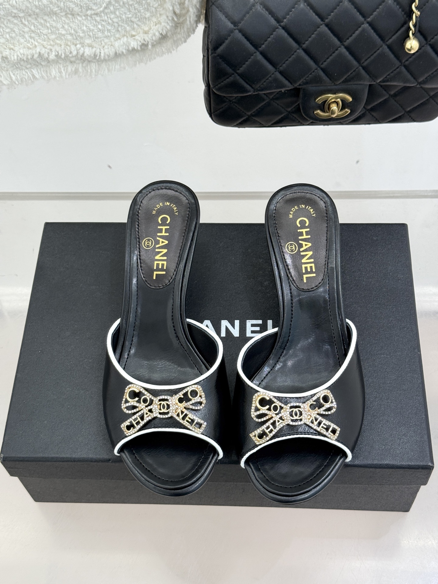 CHANE*｜小香经典水钻双C蝴蝶结猫跟拖鞋当经典水钻双C遇上灵动金属蝴蝶结这双拖鞋便成了优雅与甜美的代