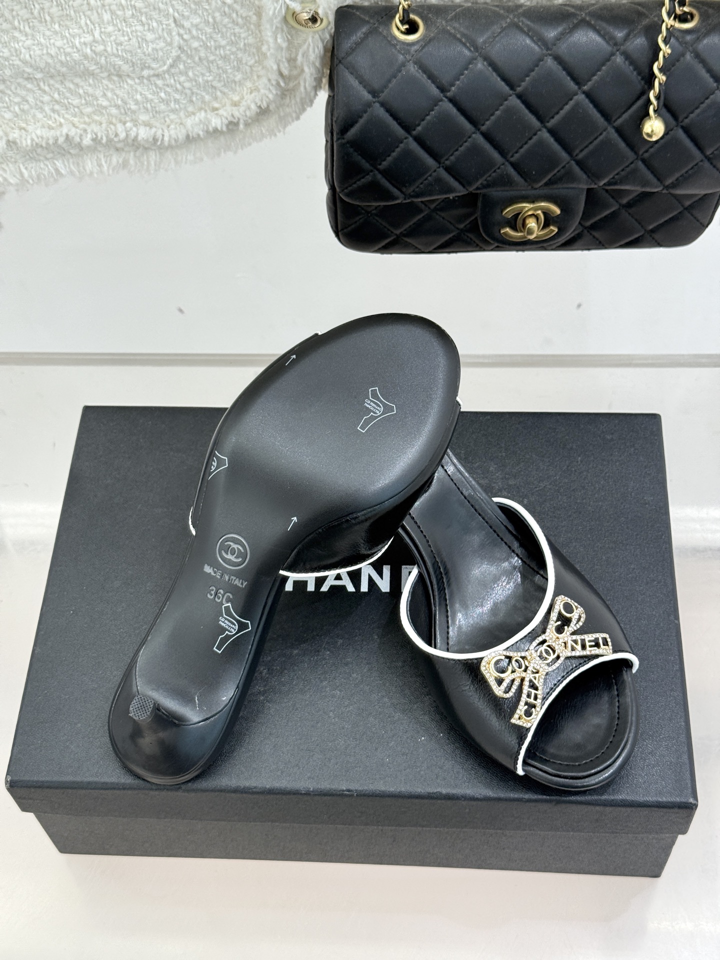 CHANE*｜小香经典水钻双C蝴蝶结猫跟拖鞋当经典水钻双C遇上灵动金属蝴蝶结这双拖鞋便成了优雅与甜美的代