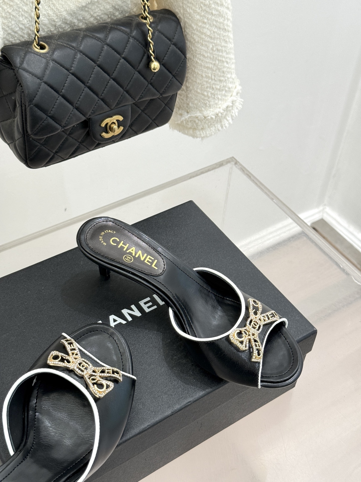 CHANE*｜小香经典水钻双C蝴蝶结猫跟拖鞋当经典水钻双C遇上灵动金属蝴蝶结这双拖鞋便成了优雅与甜美的代