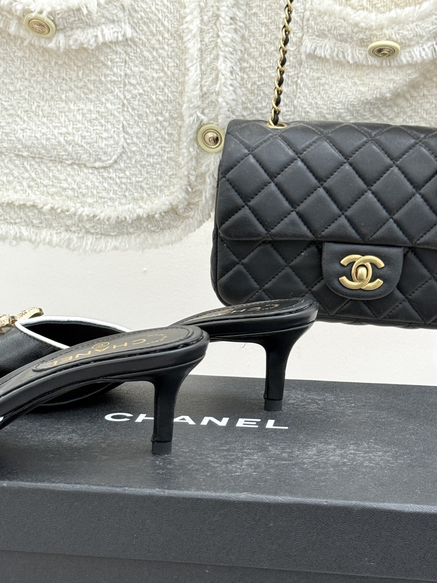 CHANE*｜小香经典水钻双C蝴蝶结猫跟拖鞋当经典水钻双C遇上灵动金属蝴蝶结这双拖鞋便成了优雅与甜美的代