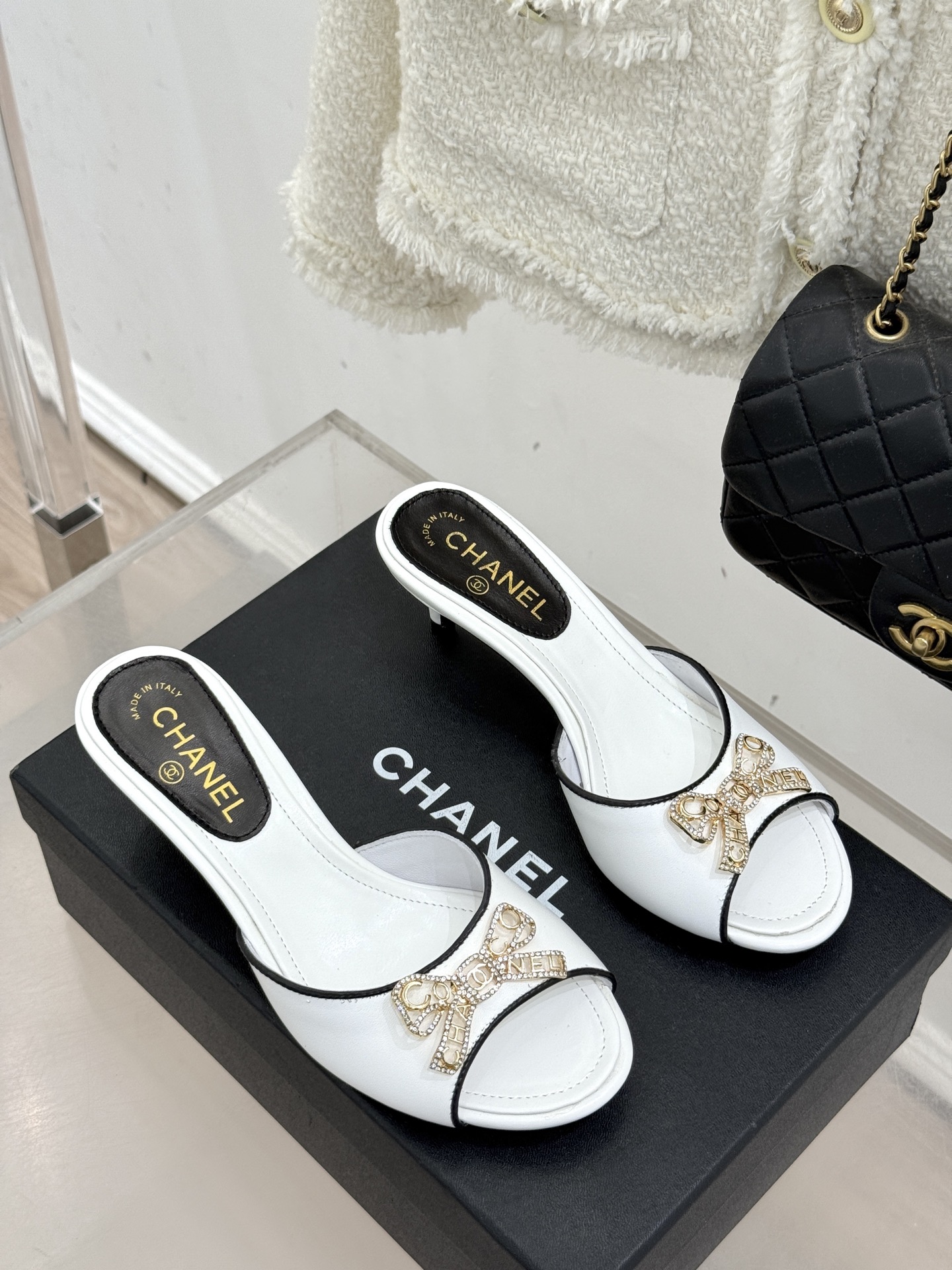 CHANE*｜小香经典水钻双C蝴蝶结猫跟拖鞋当经典水钻双C遇上灵动金属蝴蝶结这双拖鞋便成了优雅与甜美的代