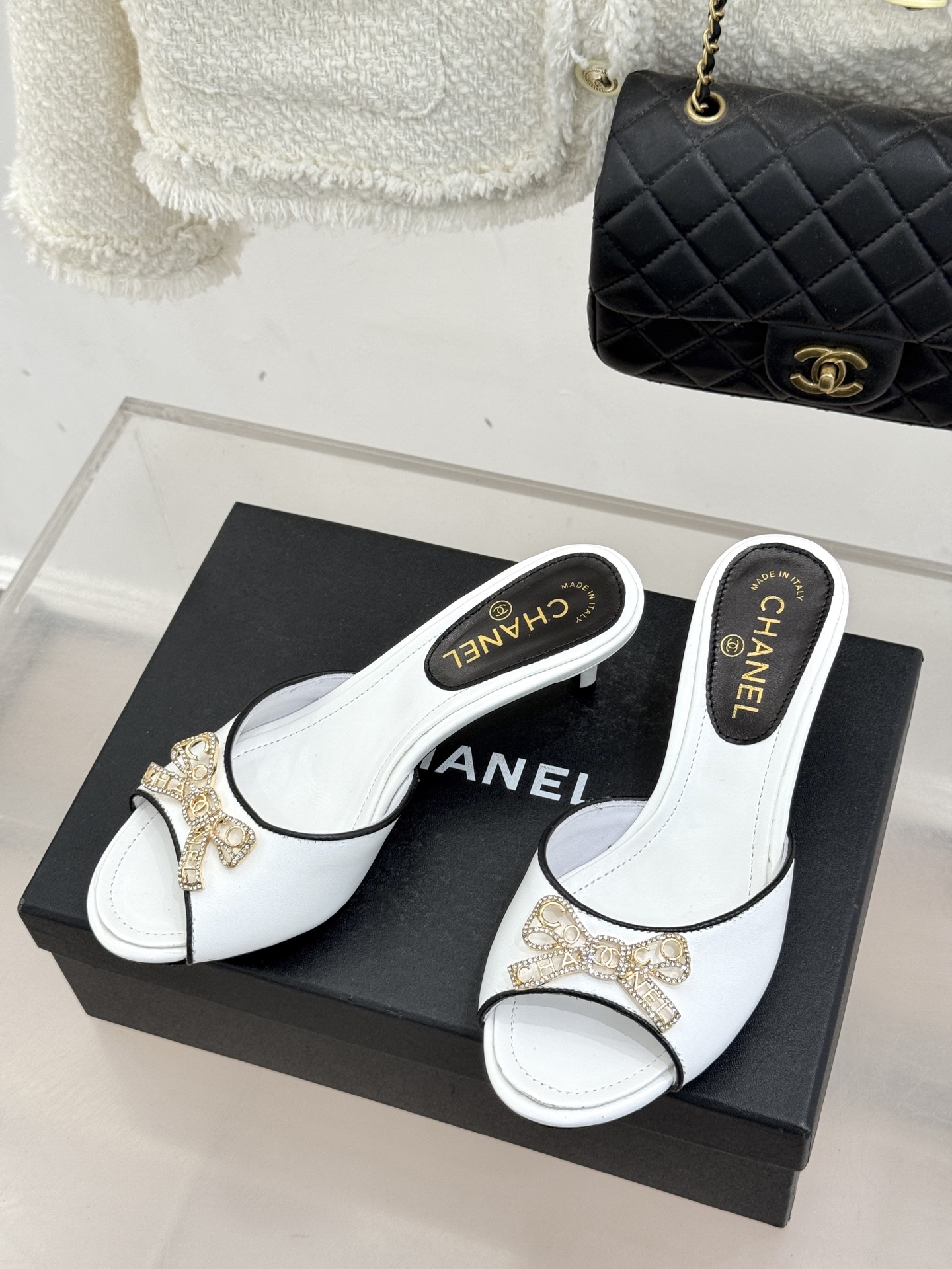 CHANE*｜小香经典水钻双C蝴蝶结猫跟拖鞋当经典水钻双C遇上灵动金属蝴蝶结这双拖鞋便成了优雅与甜美的代