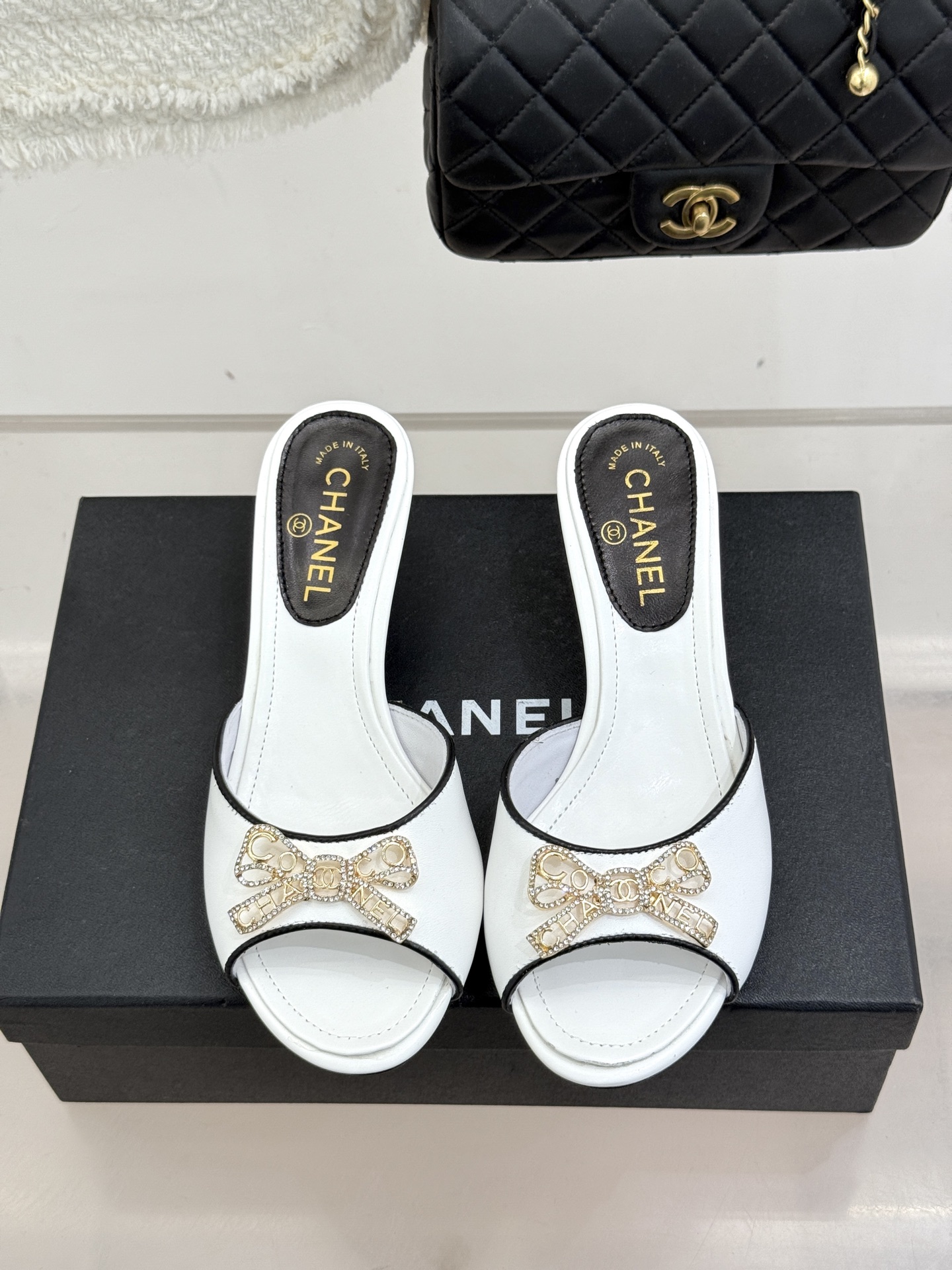 CHANE*｜小香经典水钻双C蝴蝶结猫跟拖鞋当经典水钻双C遇上灵动金属蝴蝶结这双拖鞋便成了优雅与甜美的代