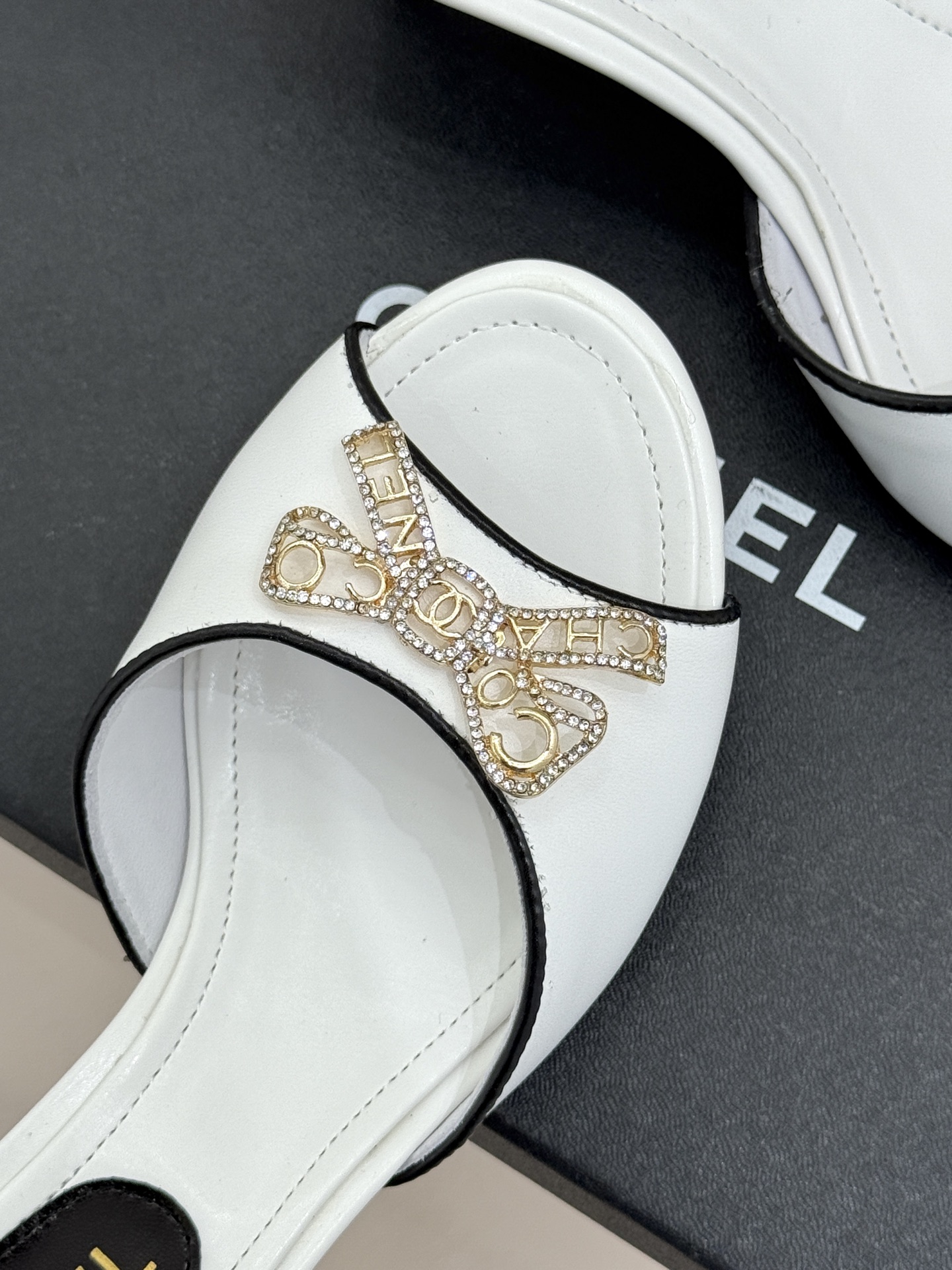 CHANE*｜小香经典水钻双C蝴蝶结猫跟拖鞋当经典水钻双C遇上灵动金属蝴蝶结这双拖鞋便成了优雅与甜美的代