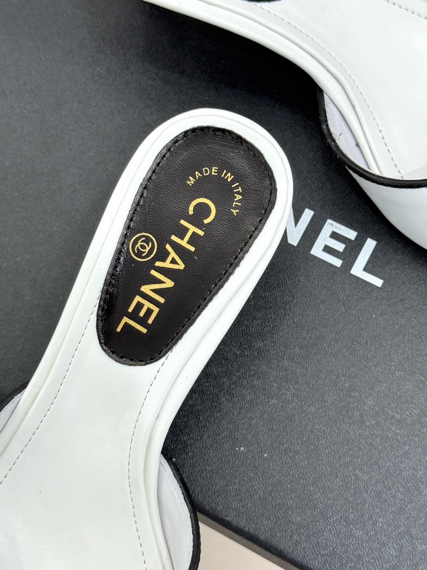 CHANE*｜小香经典水钻双C蝴蝶结猫跟拖鞋当经典水钻双C遇上灵动金属蝴蝶结这双拖鞋便成了优雅与甜美的代