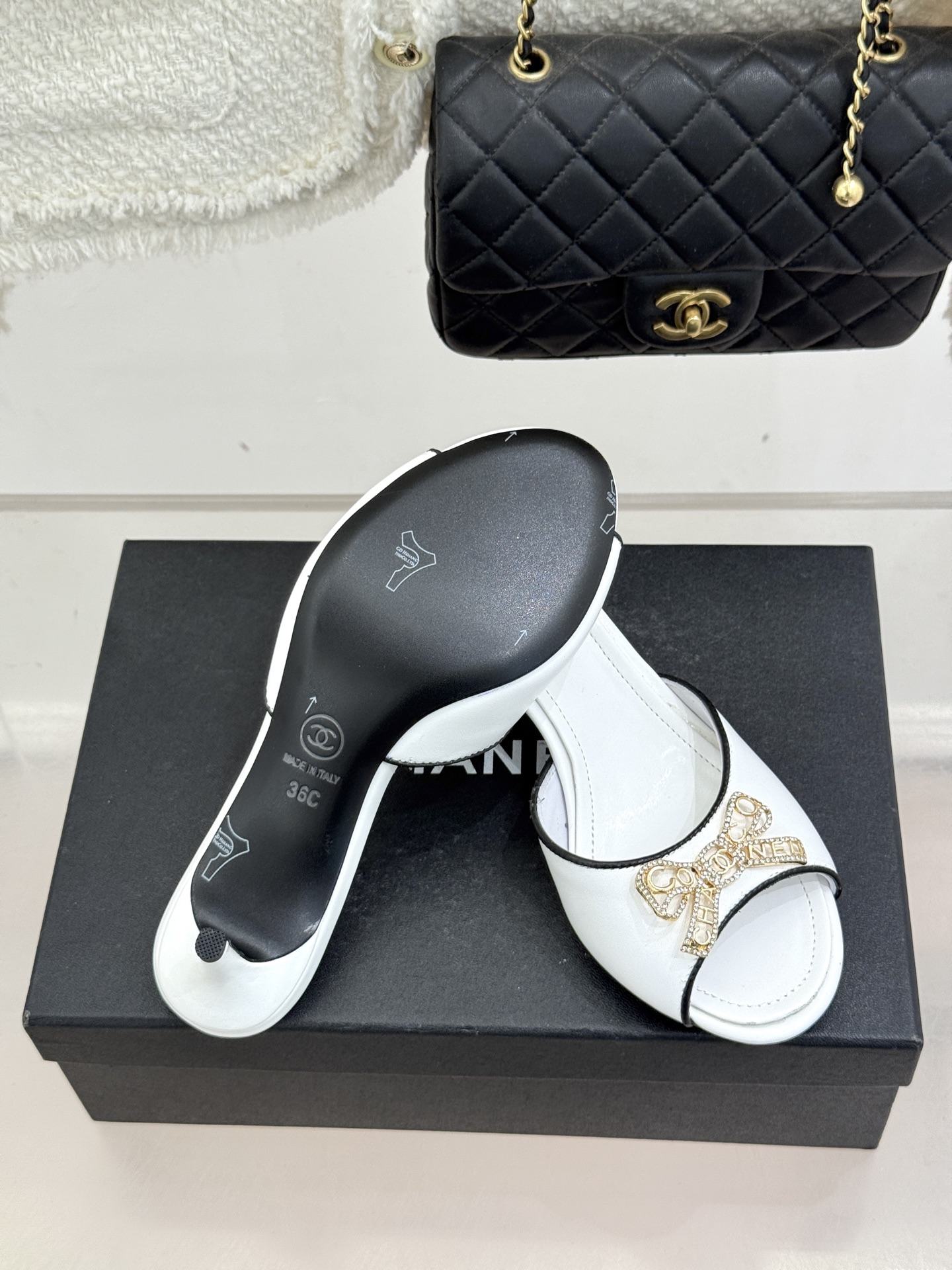 CHANE*｜小香经典水钻双C蝴蝶结猫跟拖鞋当经典水钻双C遇上灵动金属蝴蝶结这双拖鞋便成了优雅与甜美的代