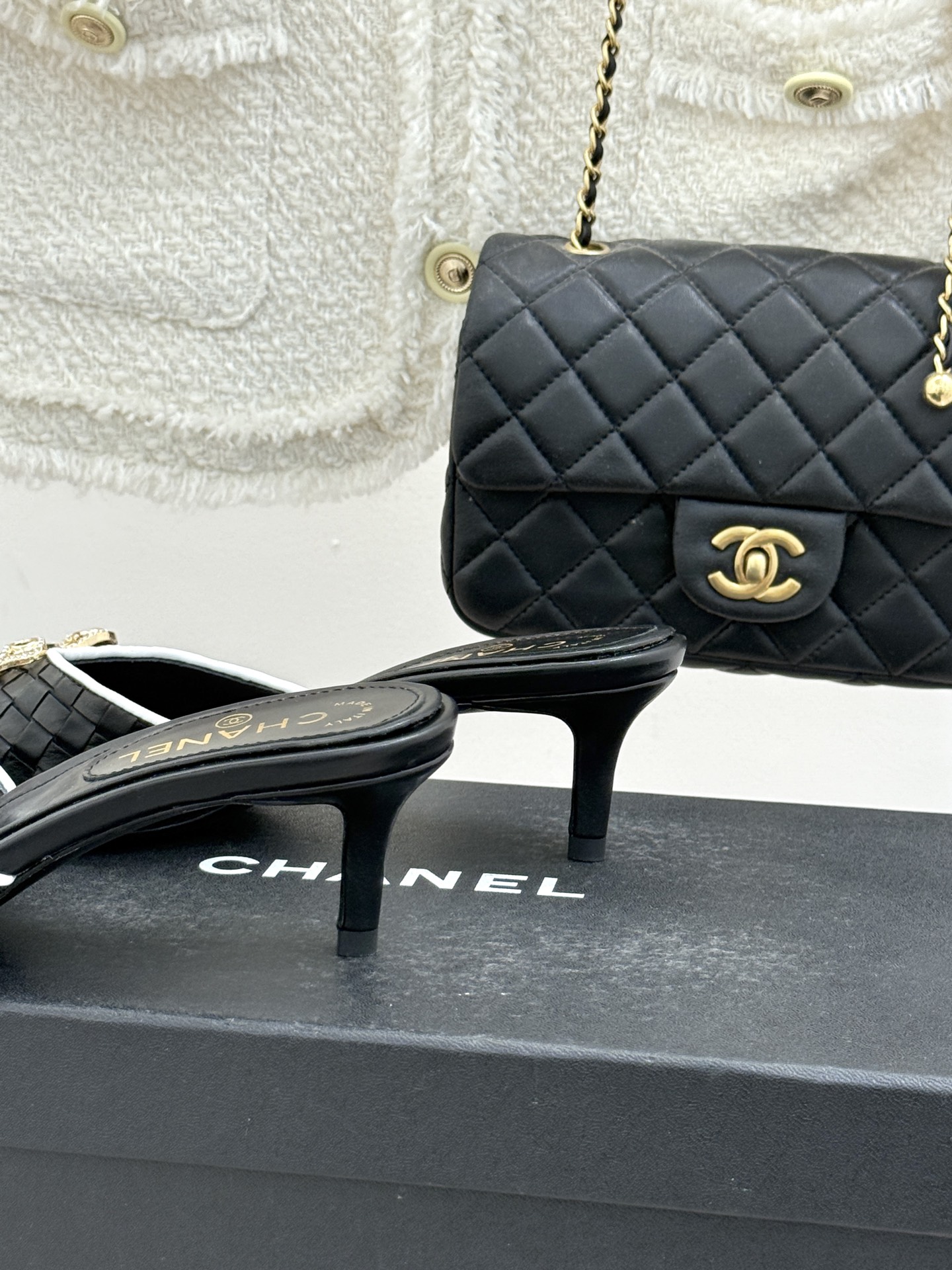 CHANE*｜小香经典水钻双C蝴蝶结猫跟拖鞋当经典水钻双C遇上灵动金属蝴蝶结这双拖鞋便成了优雅与甜美的代