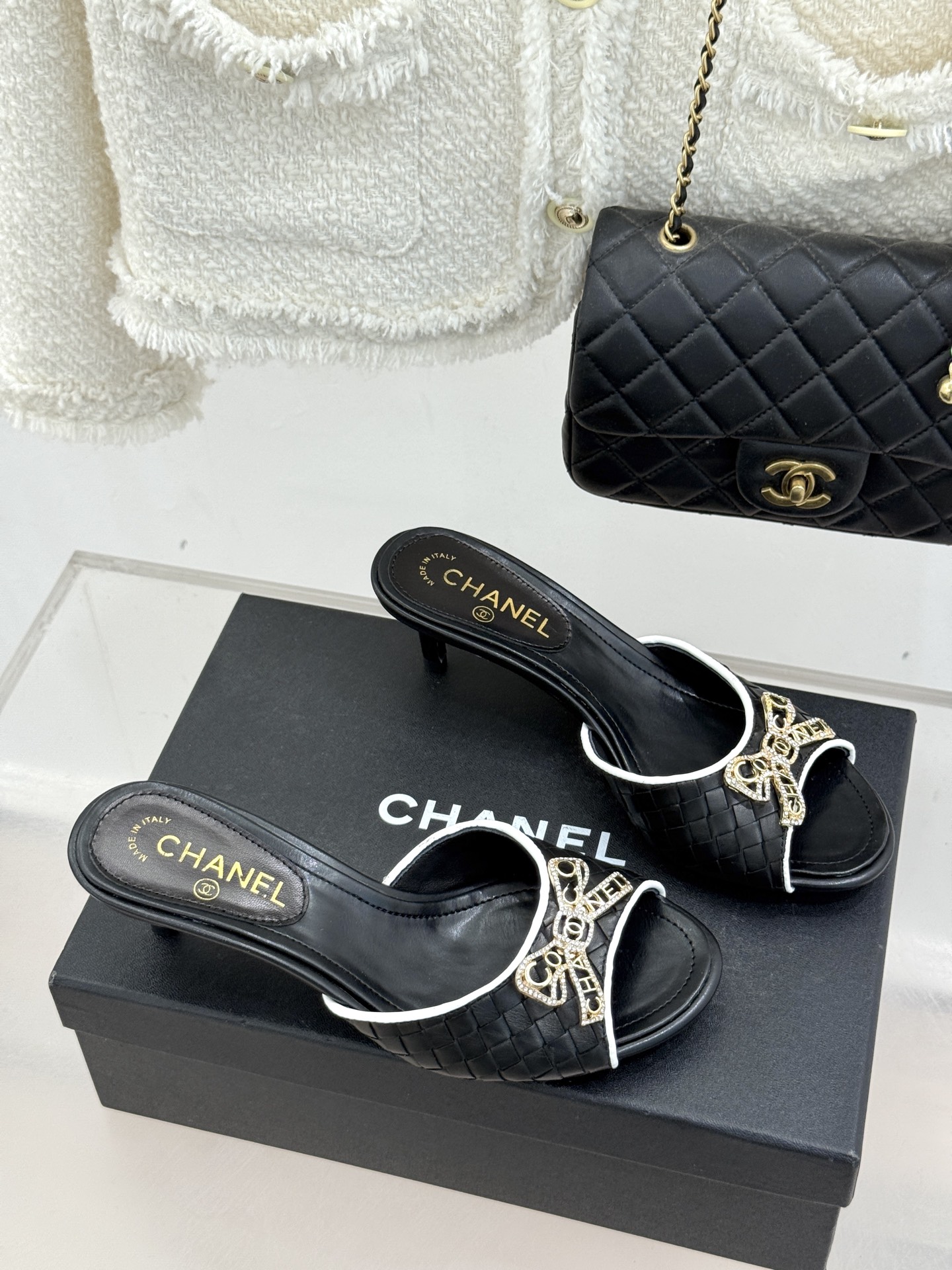 CHANE*｜小香经典水钻双C蝴蝶结猫跟拖鞋当经典水钻双C遇上灵动金属蝴蝶结这双拖鞋便成了优雅与甜美的代