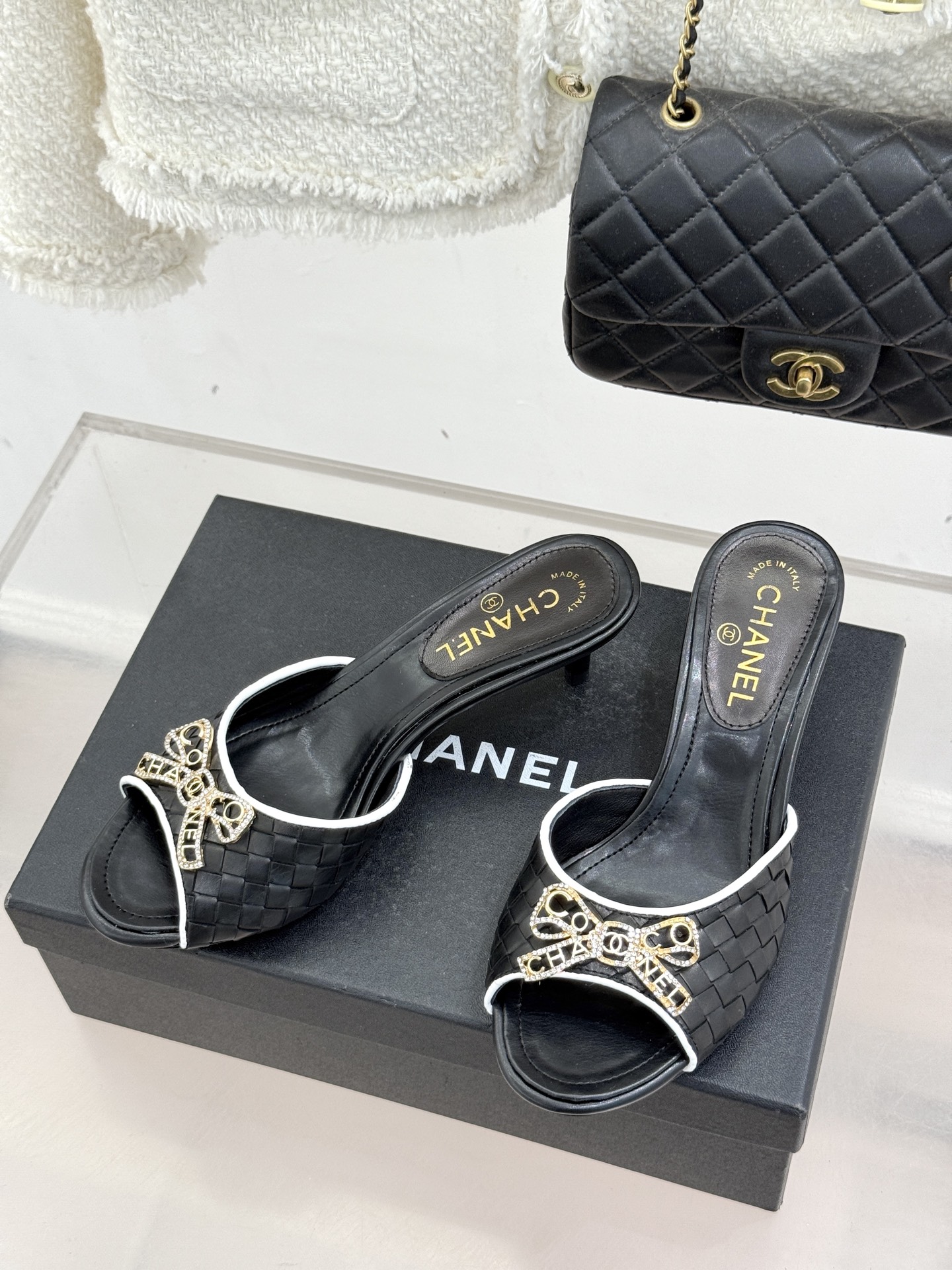 CHANE*｜小香经典水钻双C蝴蝶结猫跟拖鞋当经典水钻双C遇上灵动金属蝴蝶结这双拖鞋便成了优雅与甜美的代