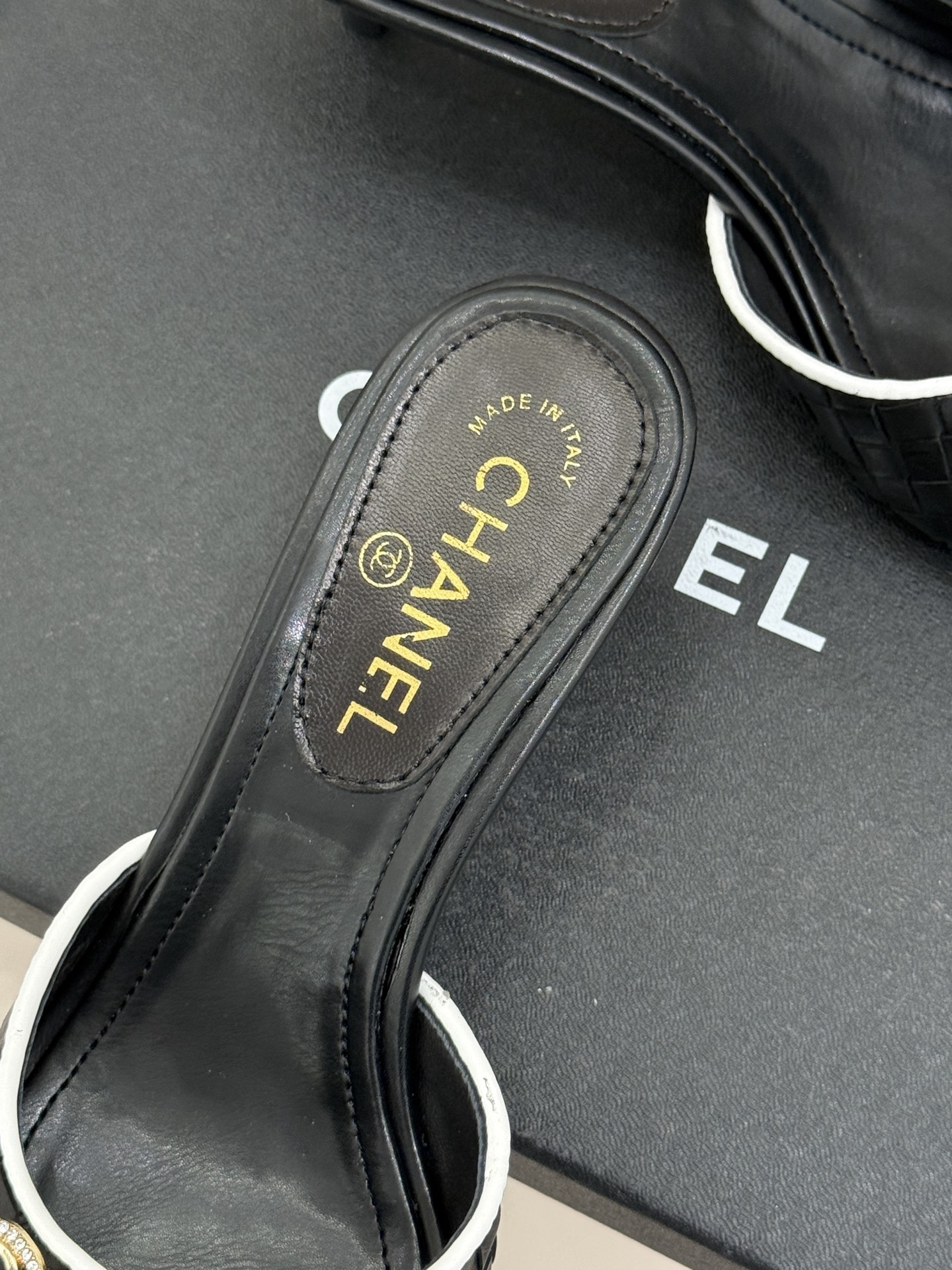 CHANE*｜小香经典水钻双C蝴蝶结猫跟拖鞋当经典水钻双C遇上灵动金属蝴蝶结这双拖鞋便成了优雅与甜美的代