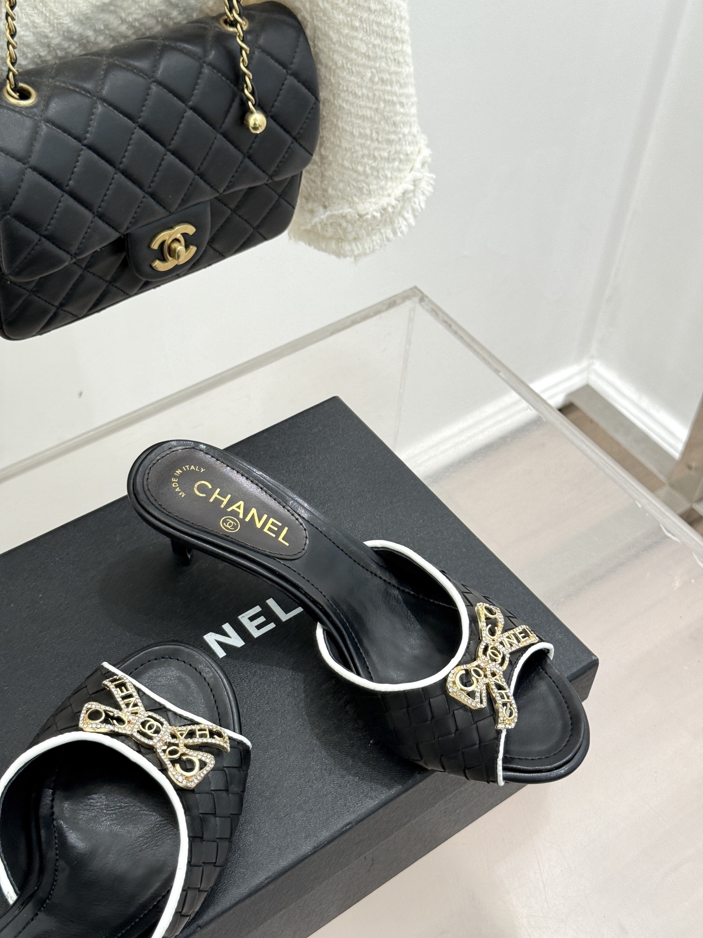 CHANE*｜小香经典水钻双C蝴蝶结猫跟拖鞋当经典水钻双C遇上灵动金属蝴蝶结这双拖鞋便成了优雅与甜美的代