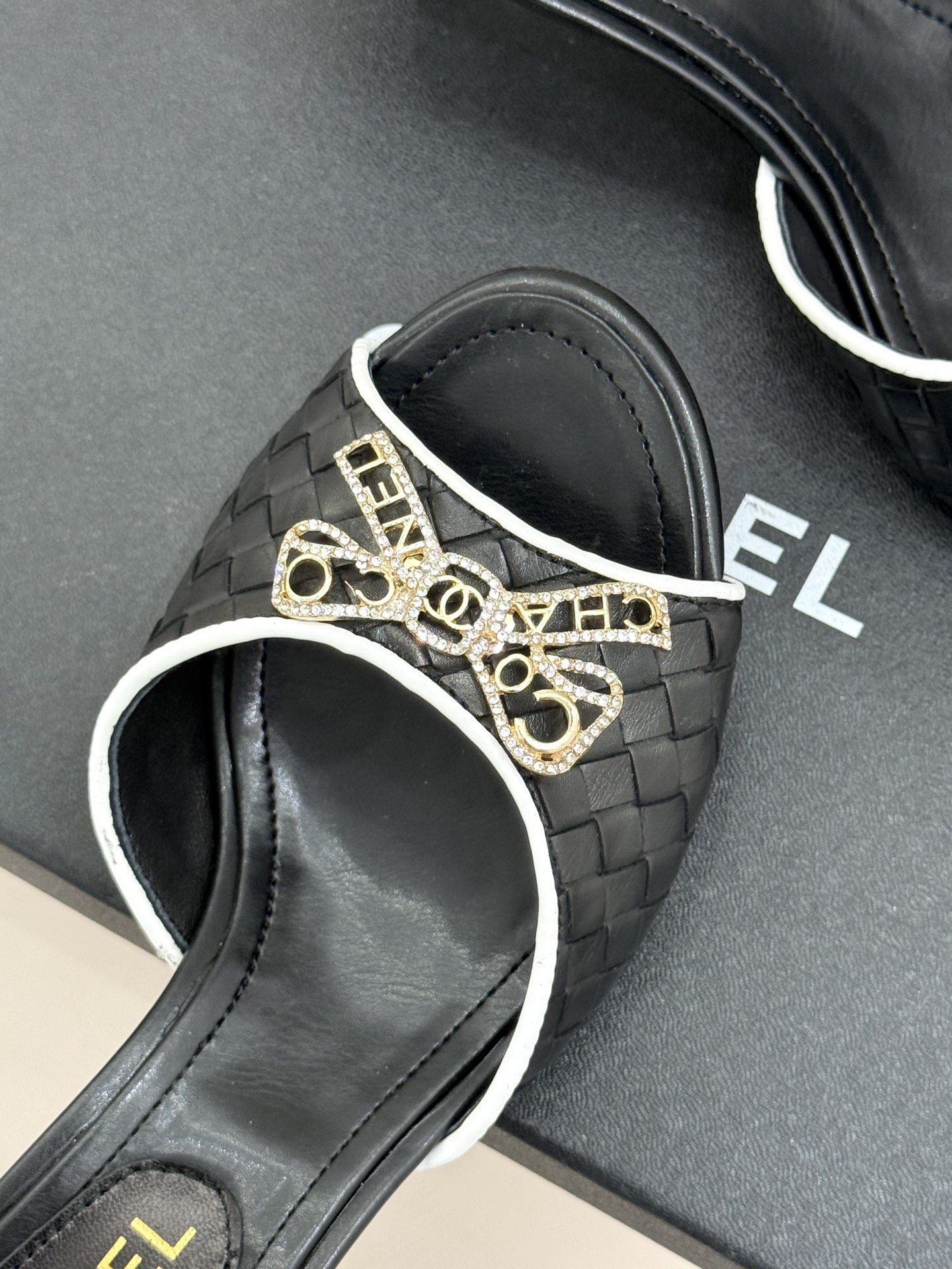 CHANE*｜小香经典水钻双C蝴蝶结猫跟拖鞋当经典水钻双C遇上灵动金属蝴蝶结这双拖鞋便成了优雅与甜美的代