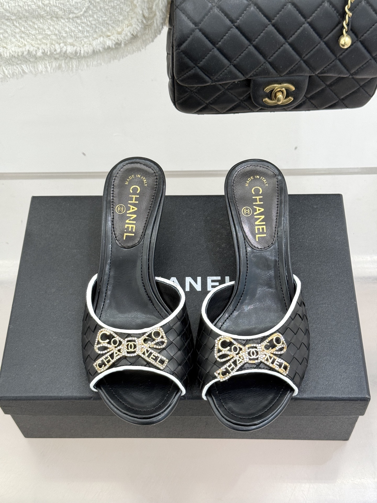 CHANE*｜小香经典水钻双C蝴蝶结猫跟拖鞋当经典水钻双C遇上灵动金属蝴蝶结这双拖鞋便成了优雅与甜美的代