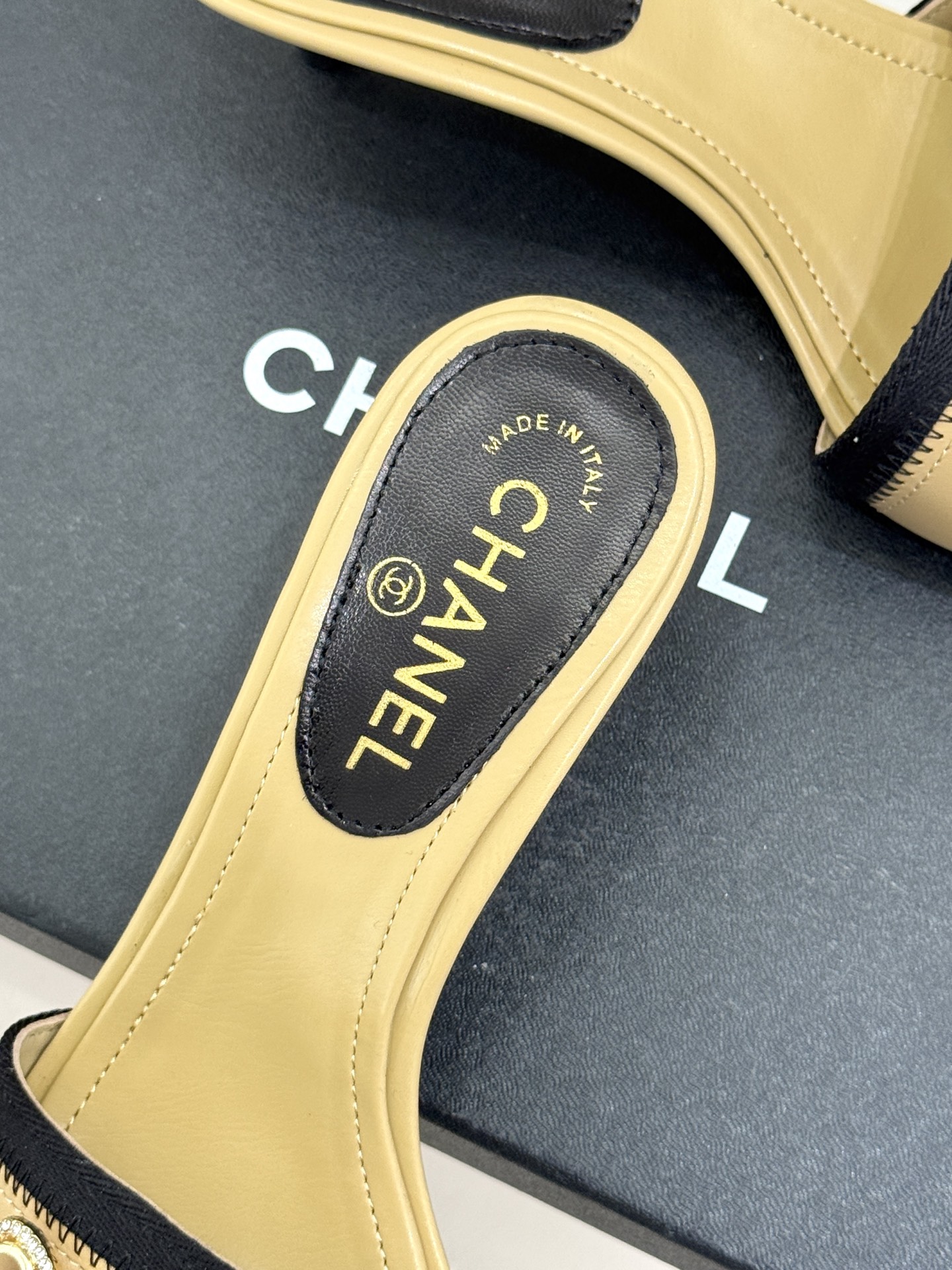 CHANE*｜小香经典水钻双C蝴蝶结猫跟拖鞋当经典水钻双C遇上灵动金属蝴蝶结这双拖鞋便成了优雅与甜美的代