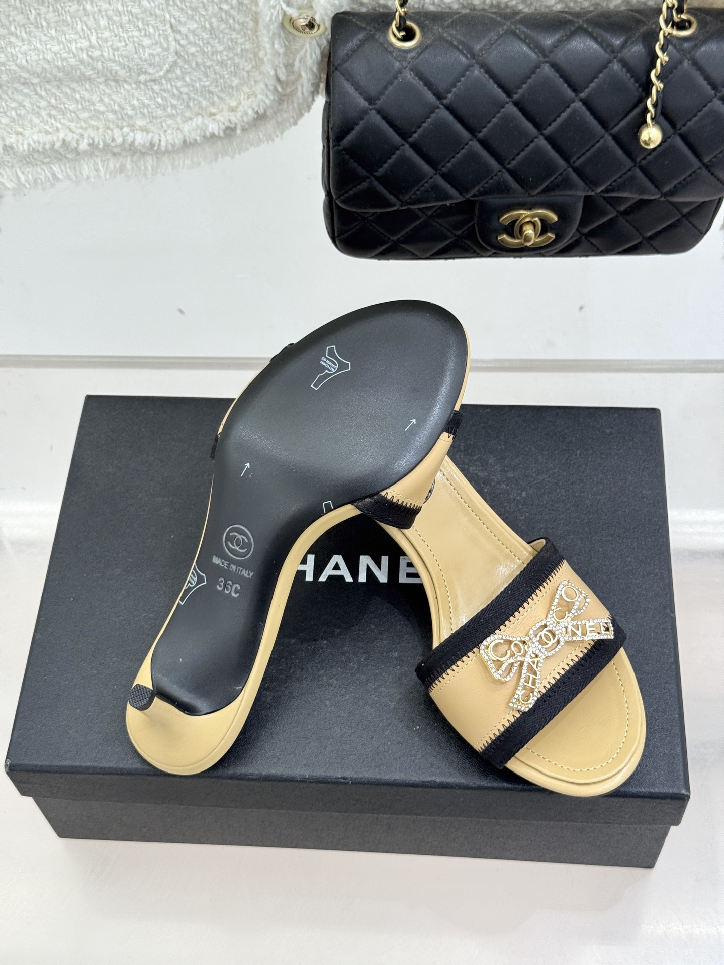 CHANE*｜小香经典水钻双C蝴蝶结猫跟拖鞋当经典水钻双C遇上灵动金属蝴蝶结这双拖鞋便成了优雅与甜美的代