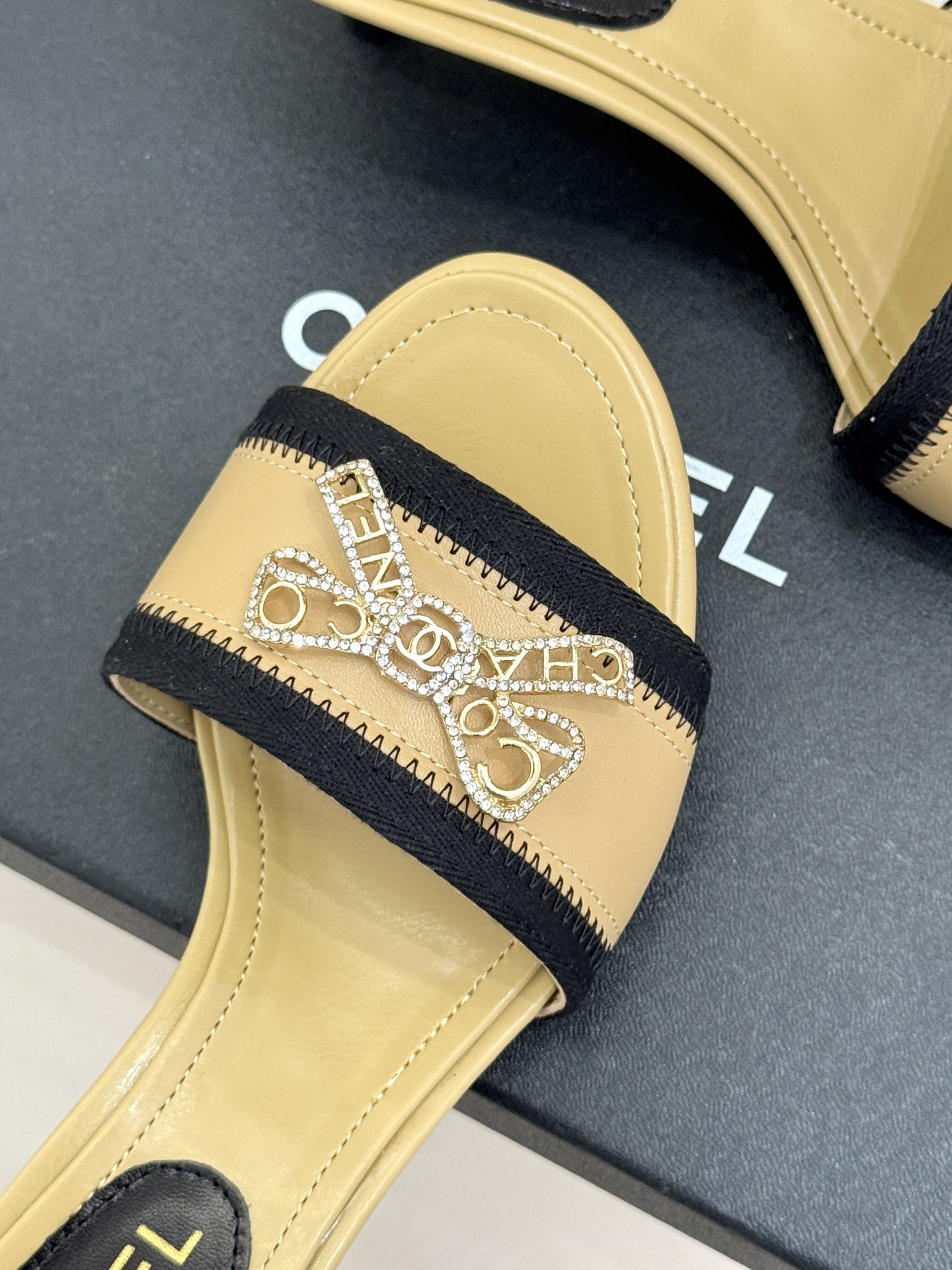 CHANE*｜小香经典水钻双C蝴蝶结猫跟拖鞋当经典水钻双C遇上灵动金属蝴蝶结这双拖鞋便成了优雅与甜美的代