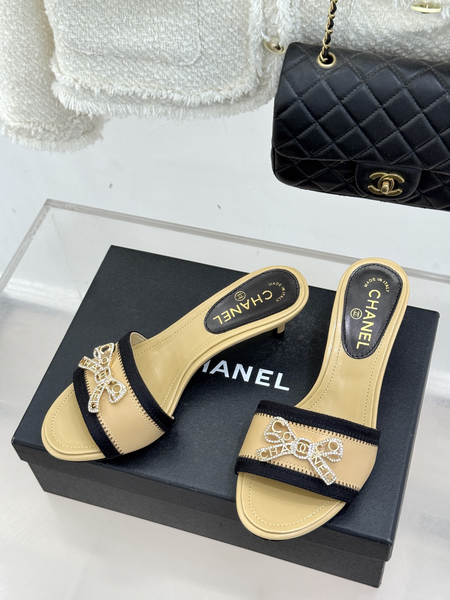 CHANE*｜小香经典水钻双C蝴蝶结猫跟拖鞋当经典水钻双C遇上灵动金属蝴蝶结这双拖鞋便成了优雅与甜美的代