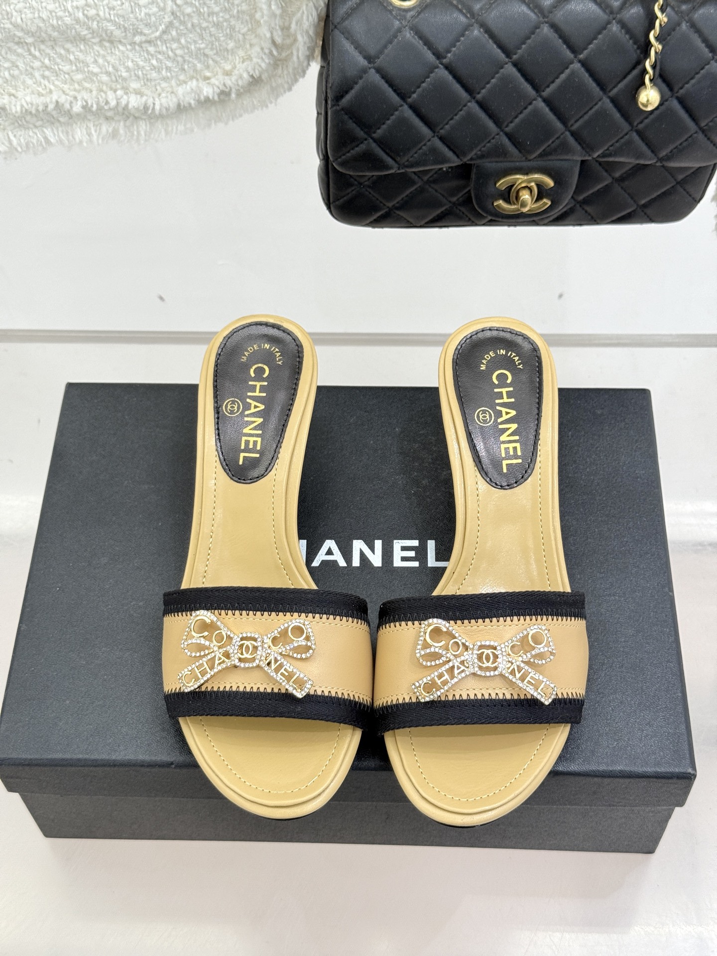 CHANE*｜小香经典水钻双C蝴蝶结猫跟拖鞋当经典水钻双C遇上灵动金属蝴蝶结这双拖鞋便成了优雅与甜美的代