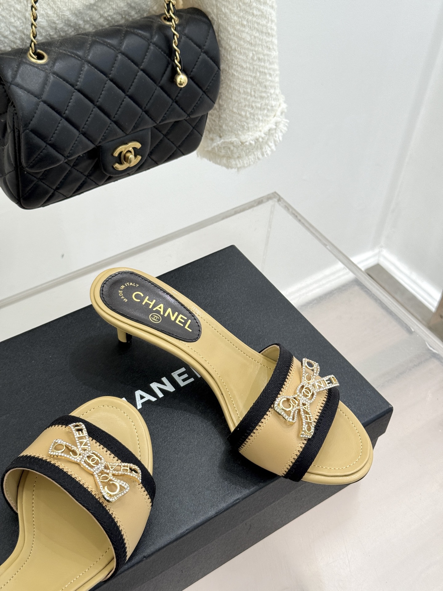 CHANE*｜小香经典水钻双C蝴蝶结猫跟拖鞋当经典水钻双C遇上灵动金属蝴蝶结这双拖鞋便成了优雅与甜美的代