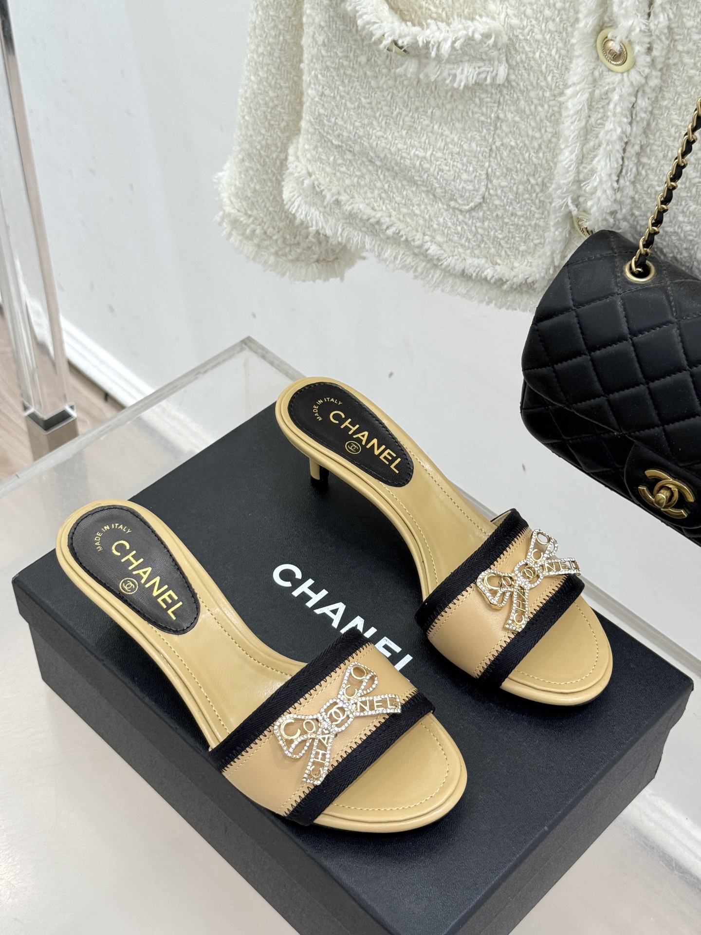 CHANE*｜小香经典水钻双C蝴蝶结猫跟拖鞋当经典水钻双C遇上灵动金属蝴蝶结这双拖鞋便成了优雅与甜美的代