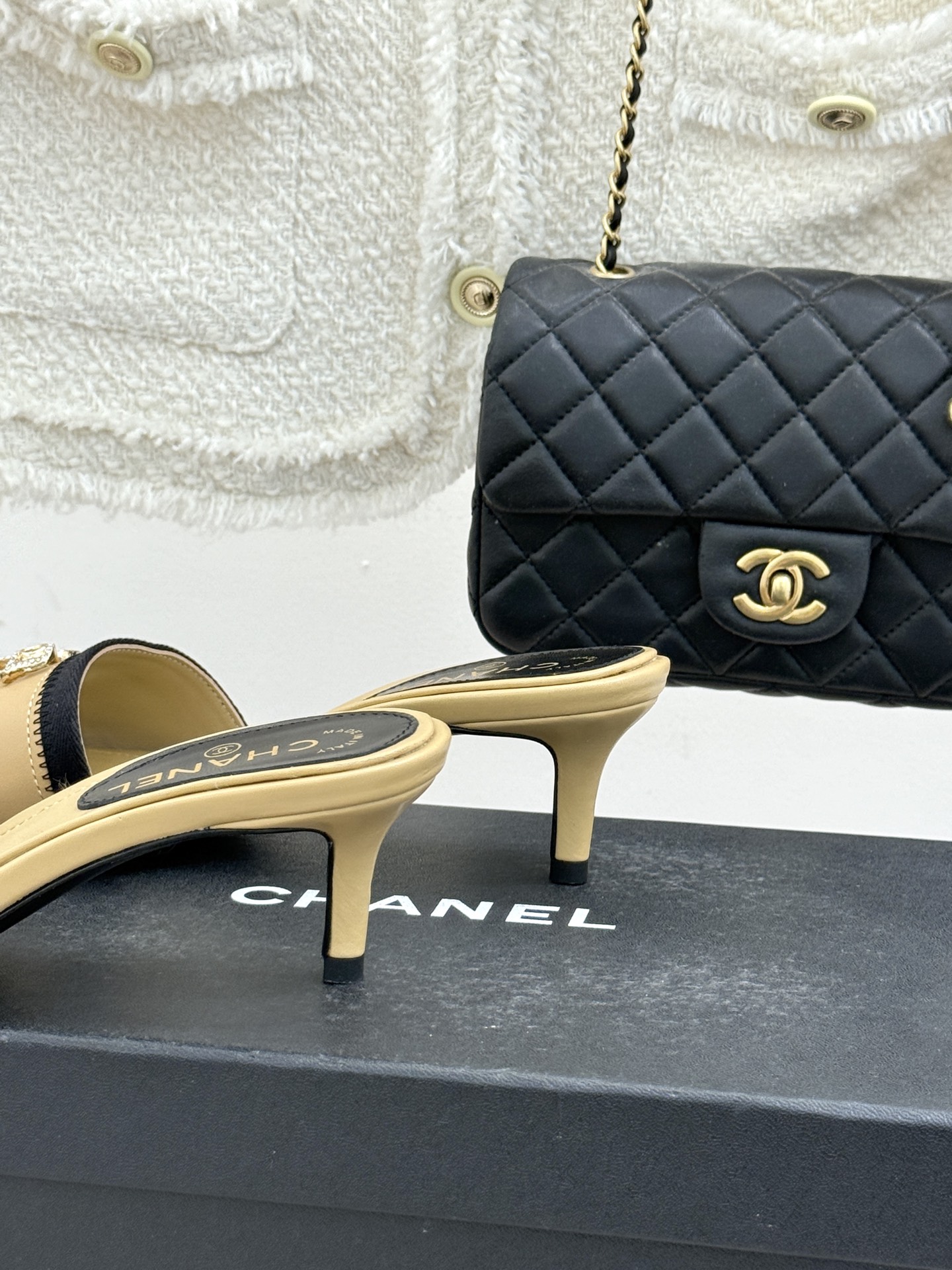 CHANE*｜小香经典水钻双C蝴蝶结猫跟拖鞋当经典水钻双C遇上灵动金属蝴蝶结这双拖鞋便成了优雅与甜美的代