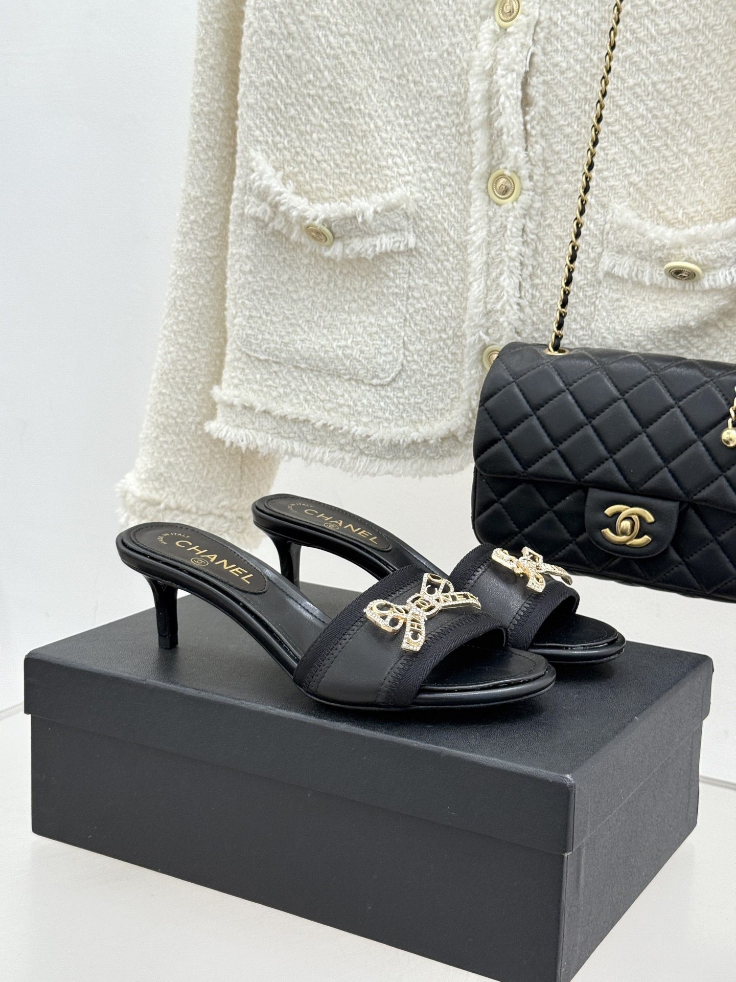 NO:726386,CHANE*｜Xiaoxiang Classic Rhinestone Double C Bow Cat Heel Slippers When the classic rhinestone double C meets the smart metal bow, this pair of slippers has become synonymous with elegance and sweetness. The metal bow is studded with bright rhinestones, and the double C logo hidden in the middle reflects the tiny starlight under the light. Every step brings unintentional sparkle. The slim cat heel subtly elongates the leg line, modifying the proportion without the constraint of high heels.  It is an ideal choice for daily commuting and leisure travel. Whether it is paired with nine-point jeans to create a casual style or worn with a satin dress to attend a light luxury party, it can stand out with its detailed texture and show the eternal charm of the small fragrance. The fabric is made of original customized leather and the lining of the feet is lambskin. The genuine leather outsole imported from Italy size35-39 (customized 40/41), high heels and slippers, chanel, high heels, slippers, skirts, jeans, sheepskin, Leather  soles19860909CHANE*｜小香经典水钻双C蝴蝶结 猫跟拖鞋 当经典水钻双C遇上灵动金属蝴蝶结 这双拖鞋便成了优雅与甜美的代名词 金属蝴蝶结缀满璀璨水钻 中间暗藏的双C标识 在光线下折射出细碎星光 每一步都带着不刻意的闪耀. 纤细猫跟巧妙拉长腿部线条 修饰比例却无高跟鞋的束缚感 堪称日常通勤与休闲出行的理想之选. 无论是搭配九分牛仔裤打造随性格调 还是配缎面连衣裙出席轻奢派对 都能凭借细节质感脱颖而出 尽显小香风的永恒魅力. 面料采用原版定制皮料 内里垫脚均为小羊皮 意大利进口真皮大底 size35-39（40/41定制）,高跟鞋拖鞋,chanel,high heels,slippers,skirts,jeans,sheepskin,Leather soles,Women's Shoes