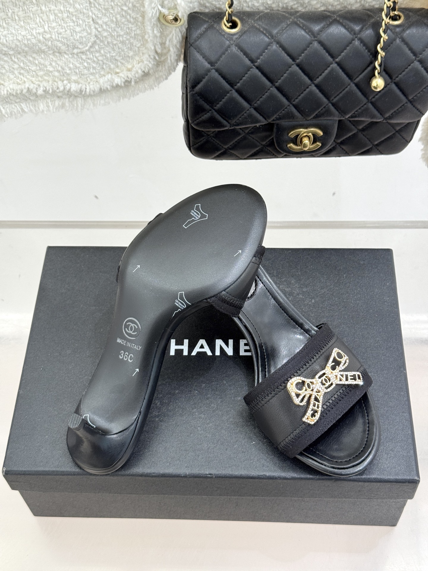 CHANE*｜小香经典水钻双C蝴蝶结猫跟拖鞋当经典水钻双C遇上灵动金属蝴蝶结这双拖鞋便成了优雅与甜美的代