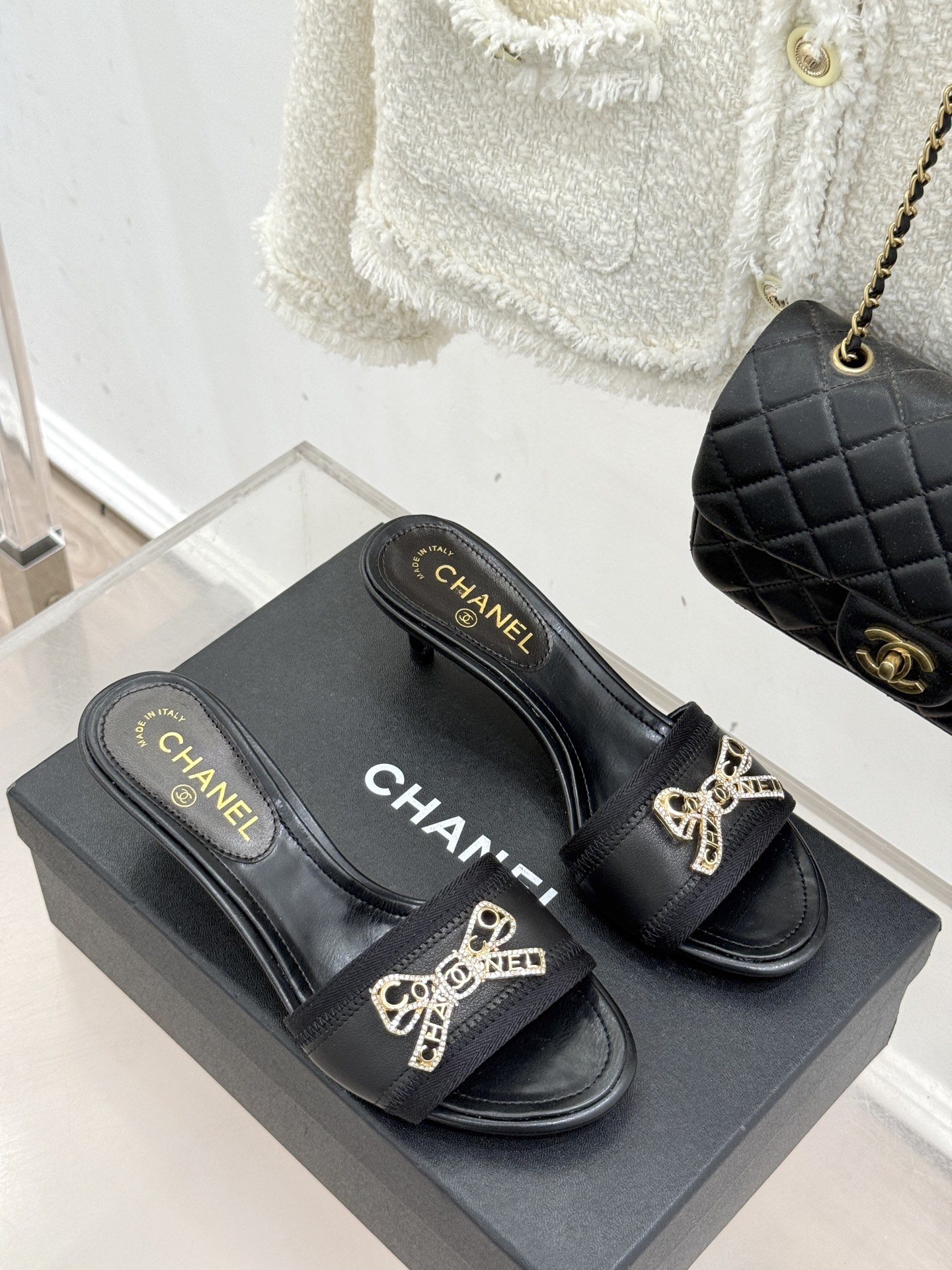 CHANE*｜小香经典水钻双C蝴蝶结猫跟拖鞋当经典水钻双C遇上灵动金属蝴蝶结这双拖鞋便成了优雅与甜美的代