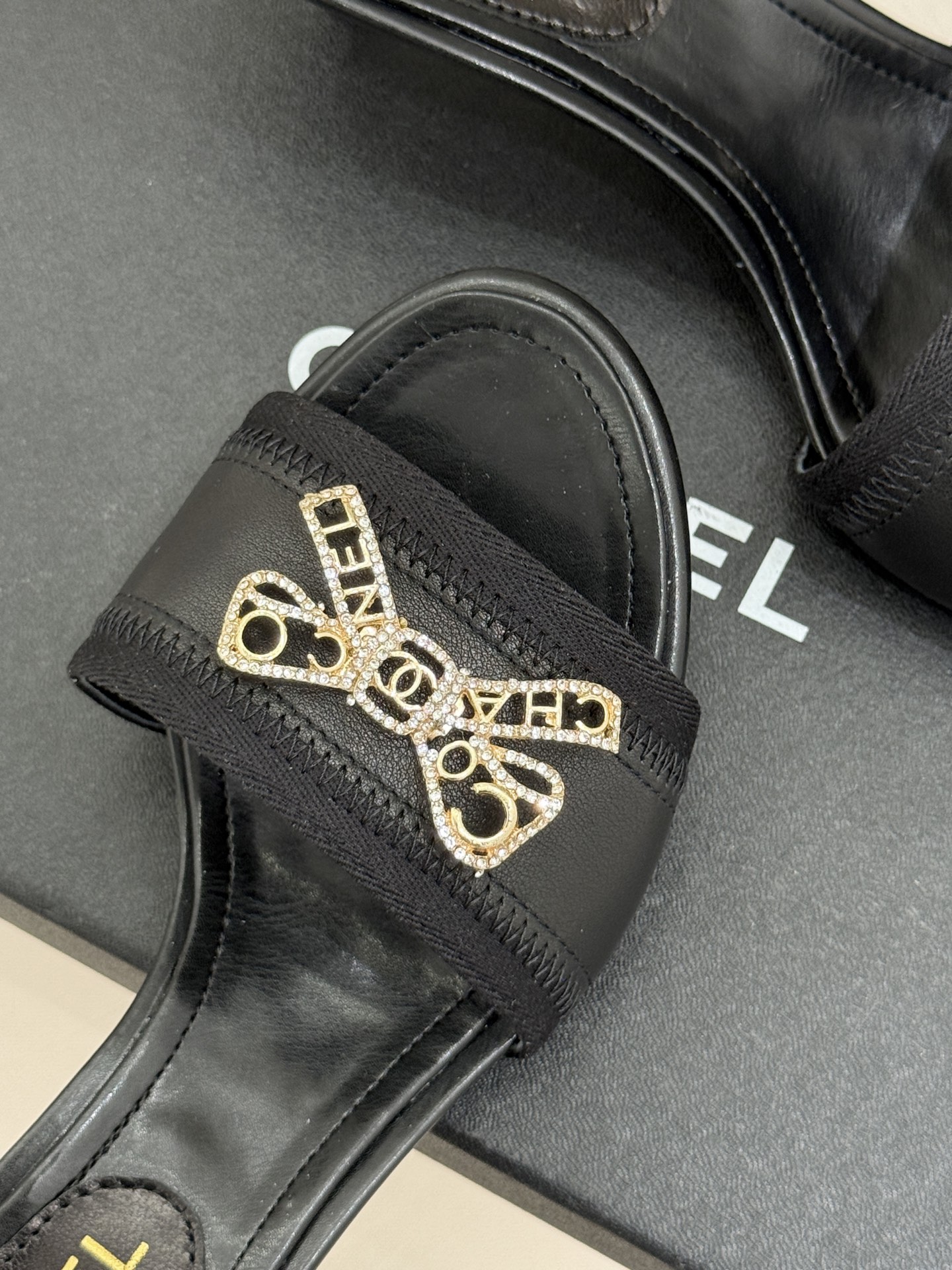 CHANE*｜小香经典水钻双C蝴蝶结猫跟拖鞋当经典水钻双C遇上灵动金属蝴蝶结这双拖鞋便成了优雅与甜美的代