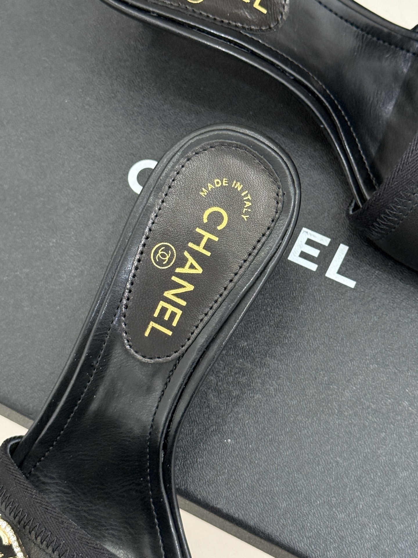 CHANE*｜小香经典水钻双C蝴蝶结猫跟拖鞋当经典水钻双C遇上灵动金属蝴蝶结这双拖鞋便成了优雅与甜美的代