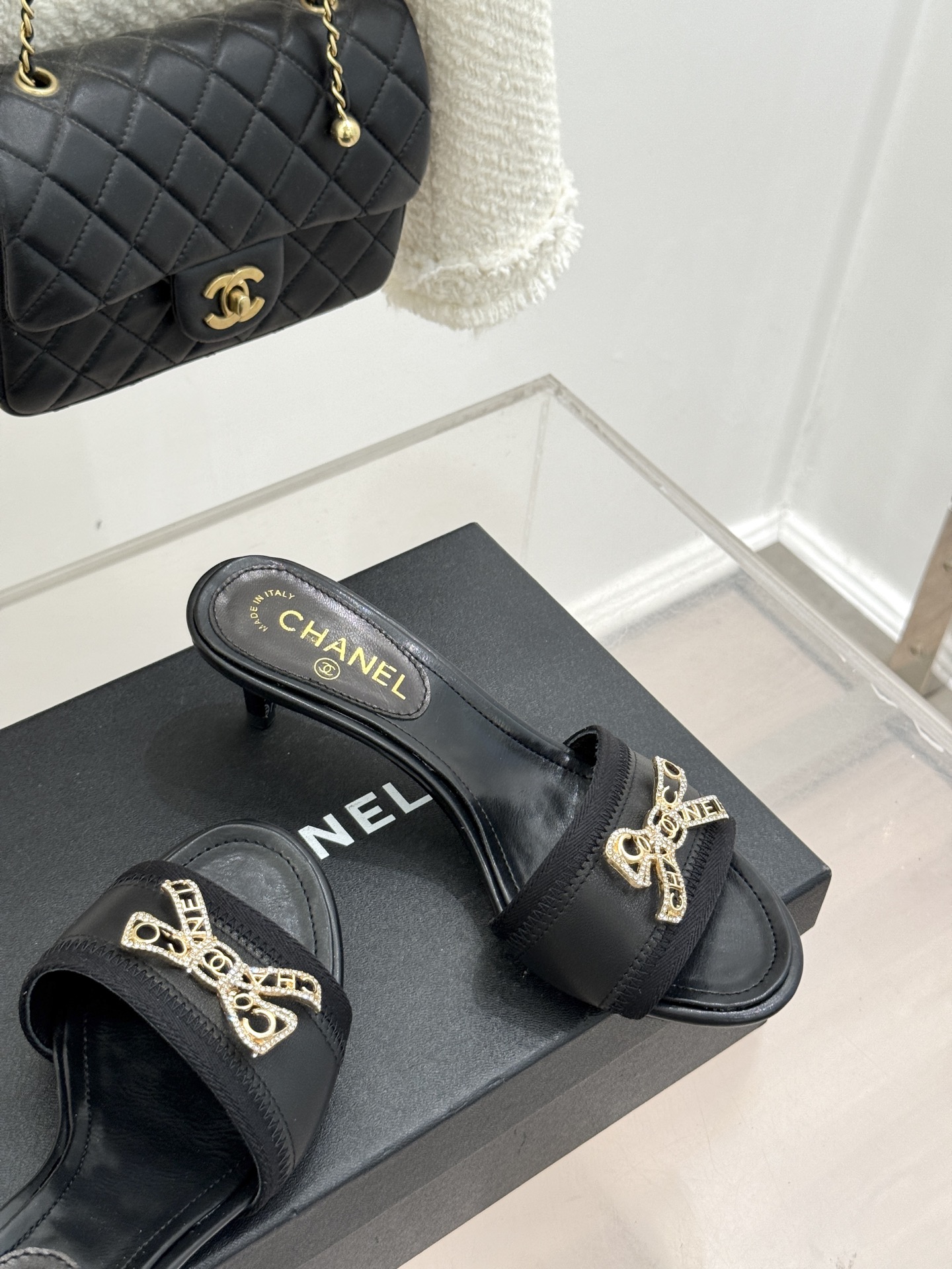 CHANE*｜小香经典水钻双C蝴蝶结猫跟拖鞋当经典水钻双C遇上灵动金属蝴蝶结这双拖鞋便成了优雅与甜美的代