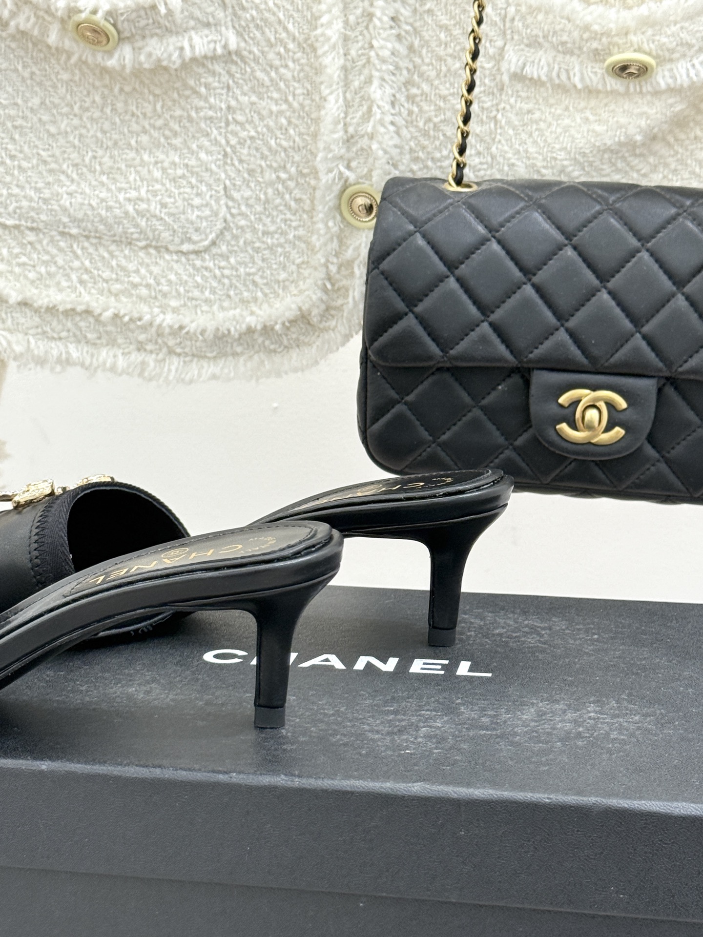 CHANE*｜小香经典水钻双C蝴蝶结猫跟拖鞋当经典水钻双C遇上灵动金属蝴蝶结这双拖鞋便成了优雅与甜美的代