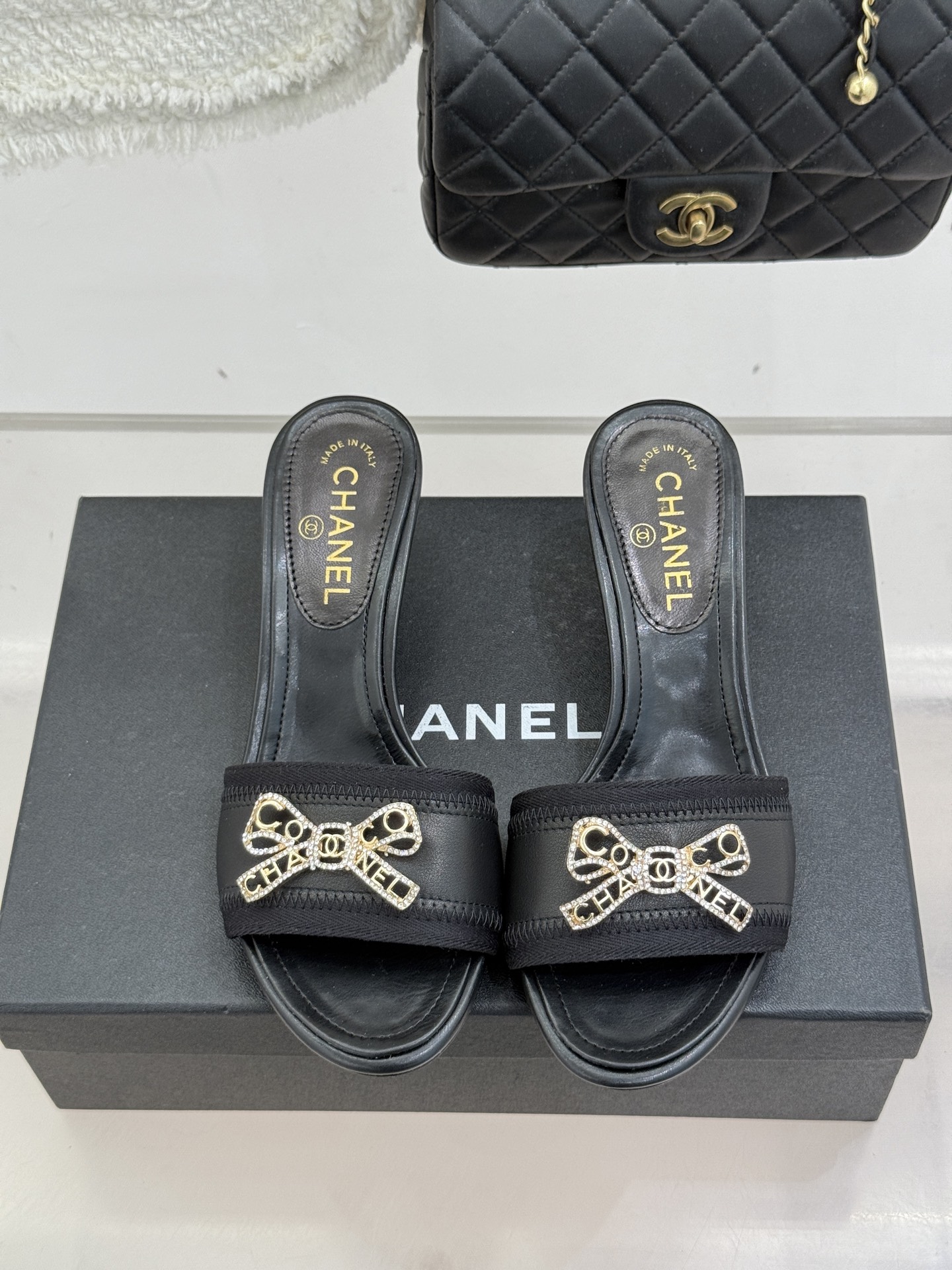 CHANE*｜小香经典水钻双C蝴蝶结猫跟拖鞋当经典水钻双C遇上灵动金属蝴蝶结这双拖鞋便成了优雅与甜美的代