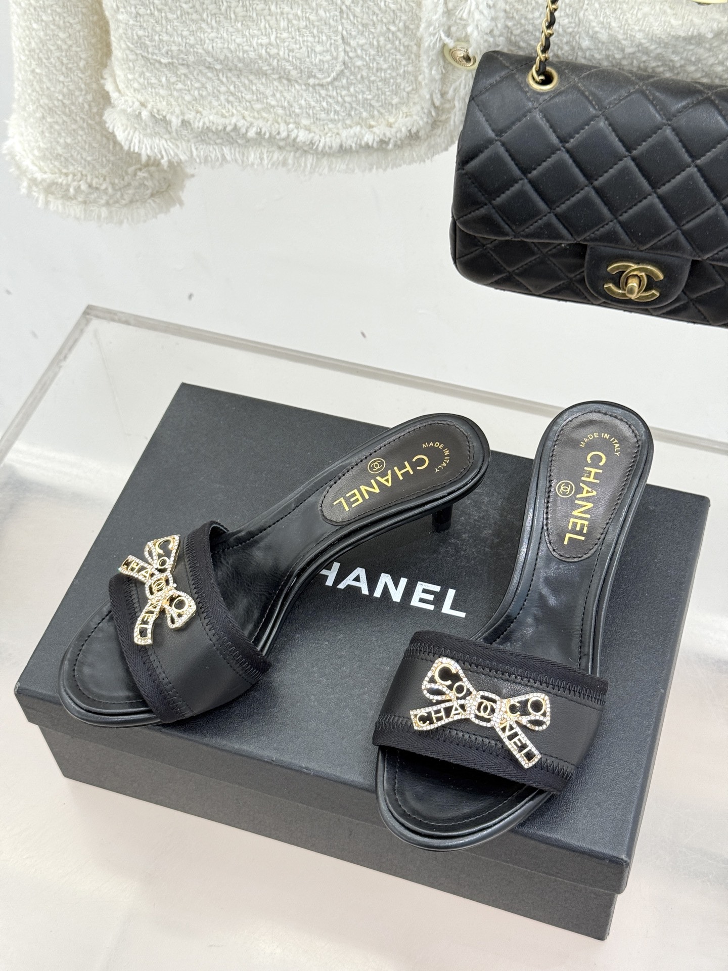 CHANE*｜小香经典水钻双C蝴蝶结猫跟拖鞋当经典水钻双C遇上灵动金属蝴蝶结这双拖鞋便成了优雅与甜美的代