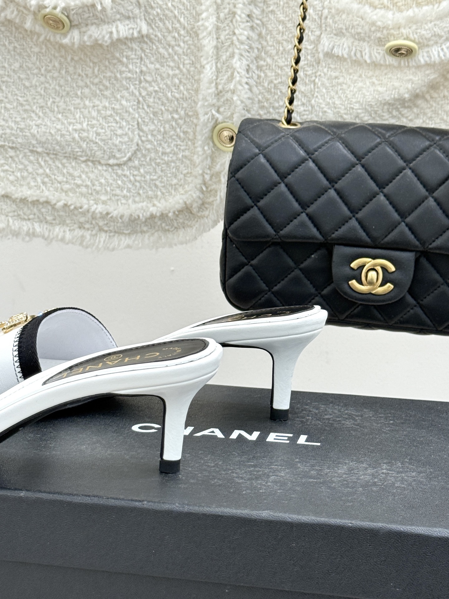 CHANE*｜小香经典水钻双C蝴蝶结猫跟拖鞋当经典水钻双C遇上灵动金属蝴蝶结这双拖鞋便成了优雅与甜美的代