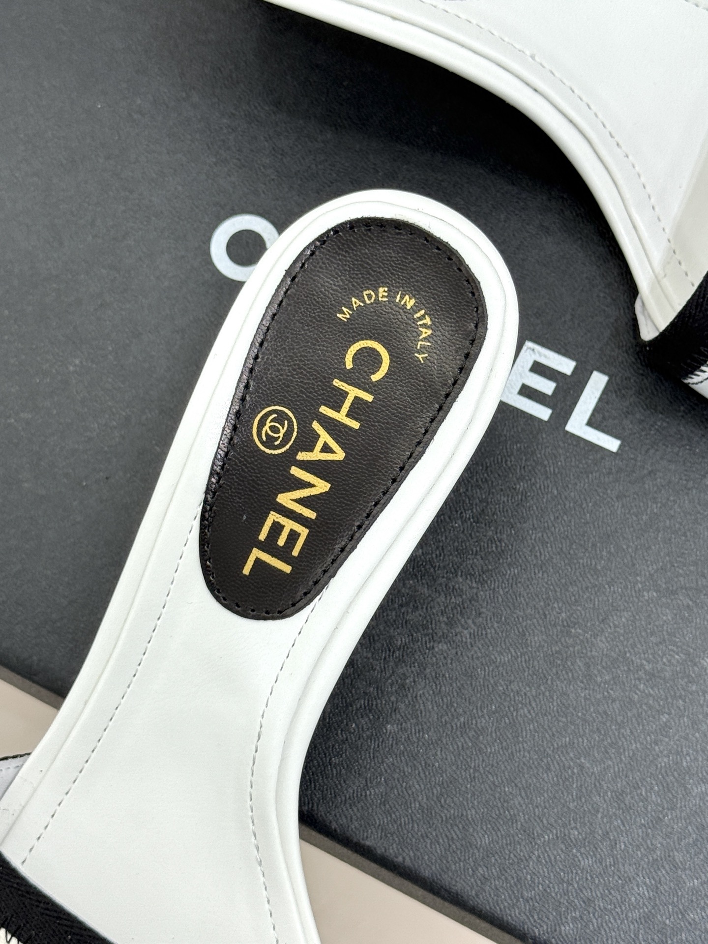 CHANE*｜小香经典水钻双C蝴蝶结猫跟拖鞋当经典水钻双C遇上灵动金属蝴蝶结这双拖鞋便成了优雅与甜美的代